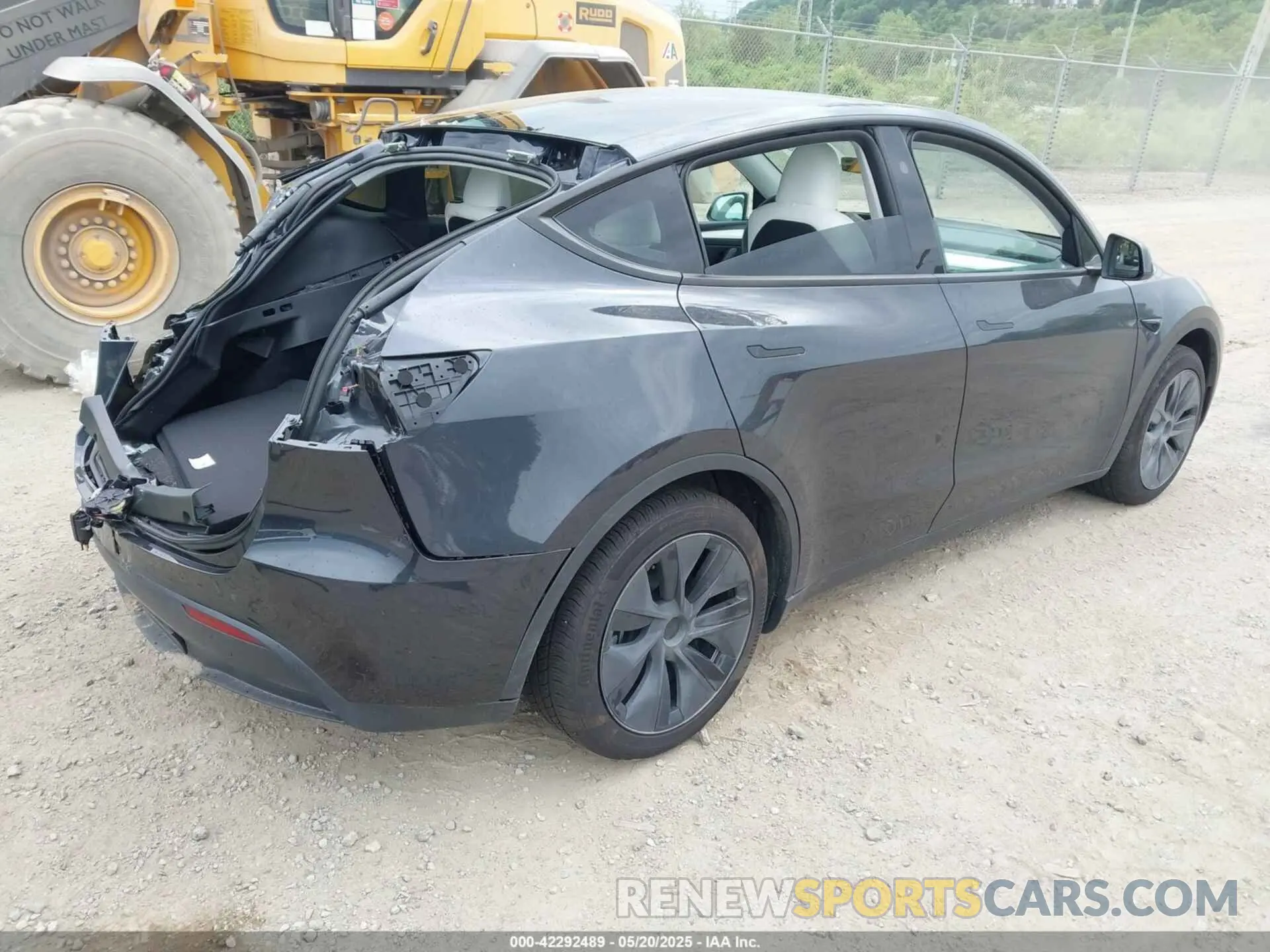 4 Photograph of a damaged car 7SAYGAEE3SF264491 TESLA MODEL Y 2025