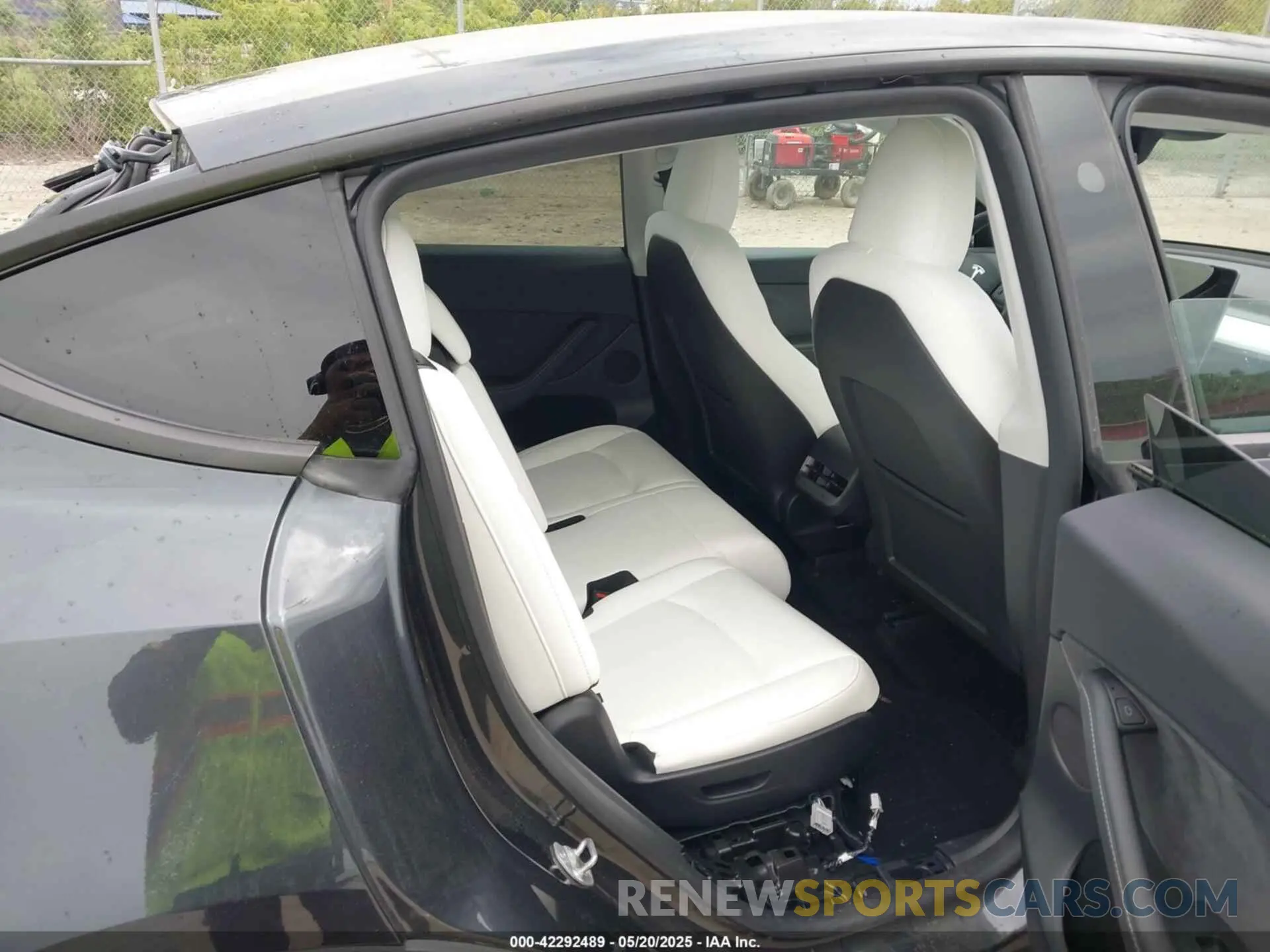 8 Photograph of a damaged car 7SAYGAEE3SF264491 TESLA MODEL Y 2025