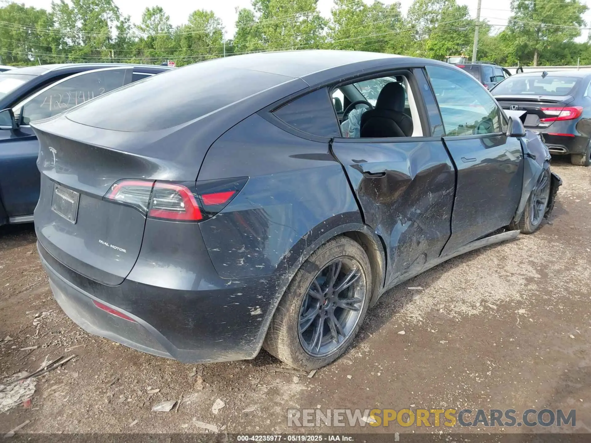 4 Photograph of a damaged car 7SAYGAEE9SF287905 TESLA MODEL Y 2025
