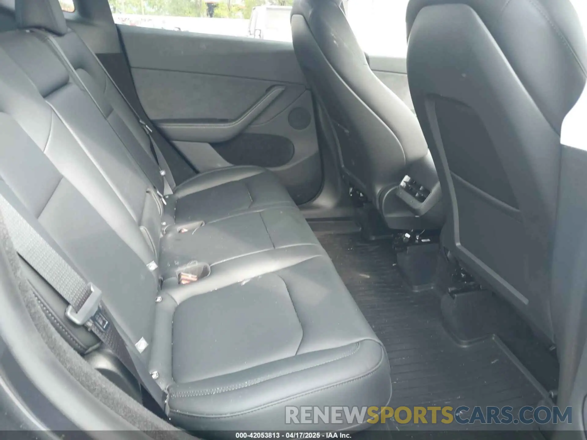 8 Photograph of a damaged car 7SAYGDED0SA354137 TESLA MODEL Y 2025