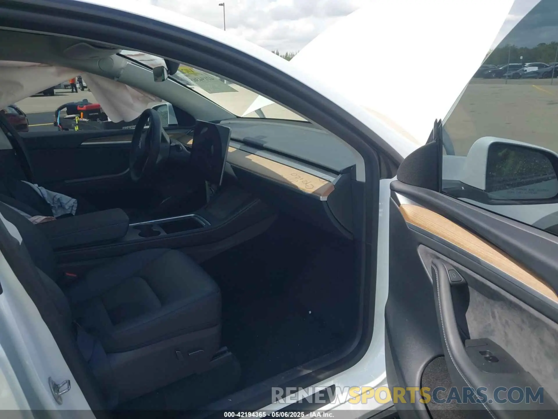 5 Photograph of a damaged car 7SAYGDED0SA357958 TESLA MODEL Y 2025