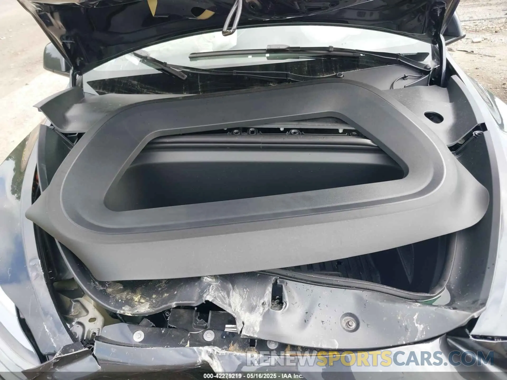 10 Photograph of a damaged car 7SAYGDED0SF320508 TESLA MODEL Y 2025