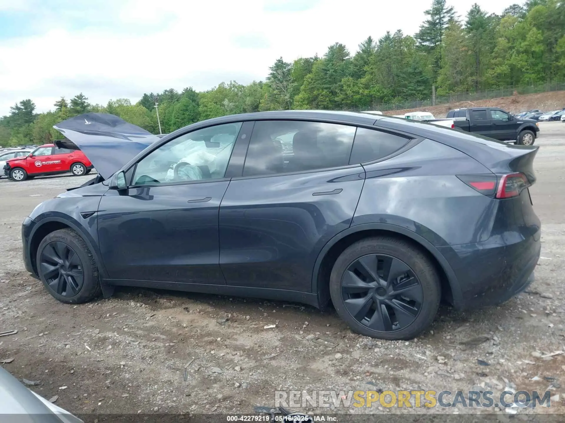 13 Photograph of a damaged car 7SAYGDED0SF320508 TESLA MODEL Y 2025