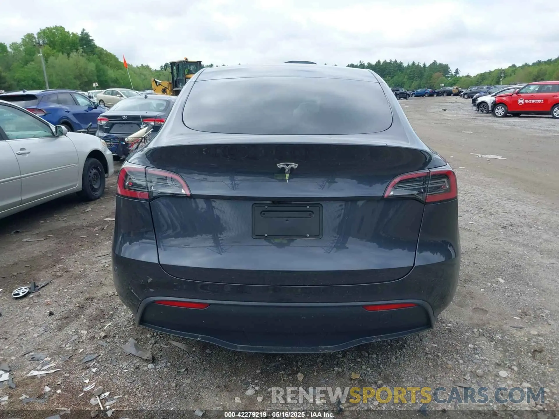 15 Photograph of a damaged car 7SAYGDED0SF320508 TESLA MODEL Y 2025