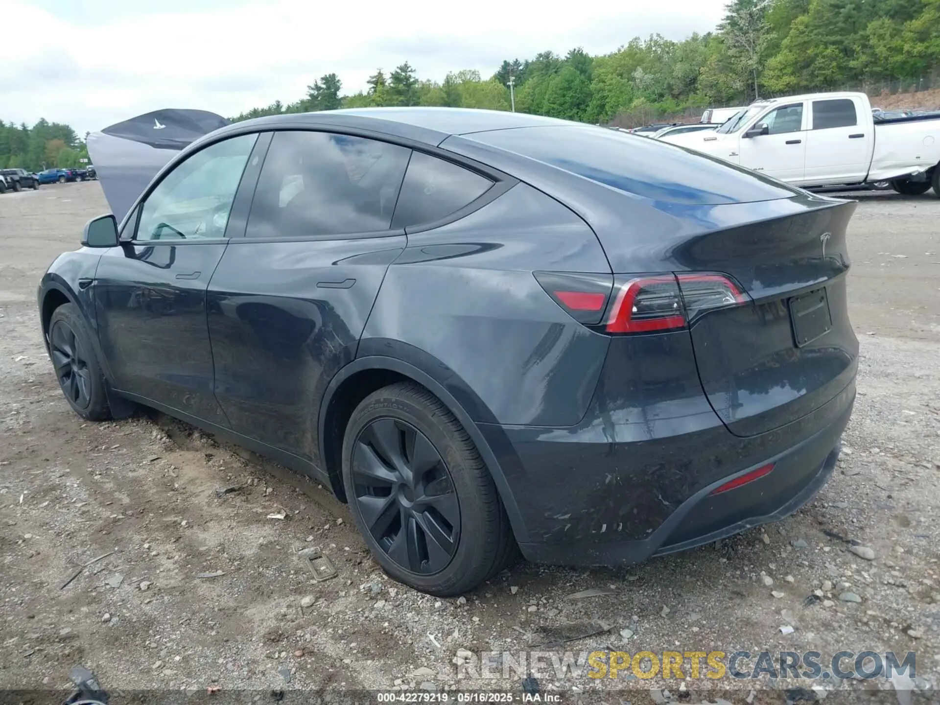 3 Photograph of a damaged car 7SAYGDED0SF320508 TESLA MODEL Y 2025