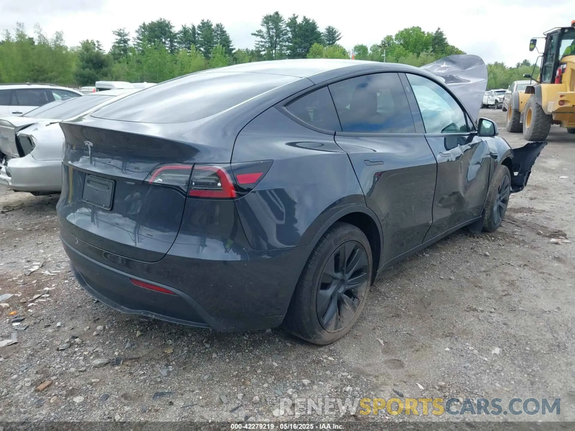 4 Photograph of a damaged car 7SAYGDED0SF320508 TESLA MODEL Y 2025