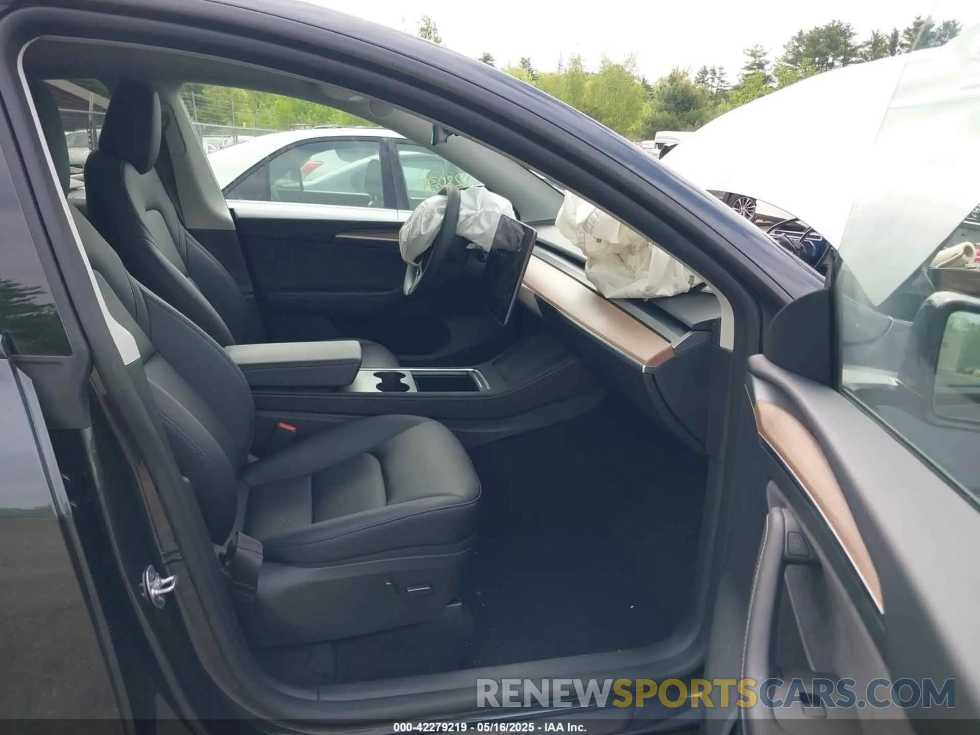 5 Photograph of a damaged car 7SAYGDED0SF320508 TESLA MODEL Y 2025
