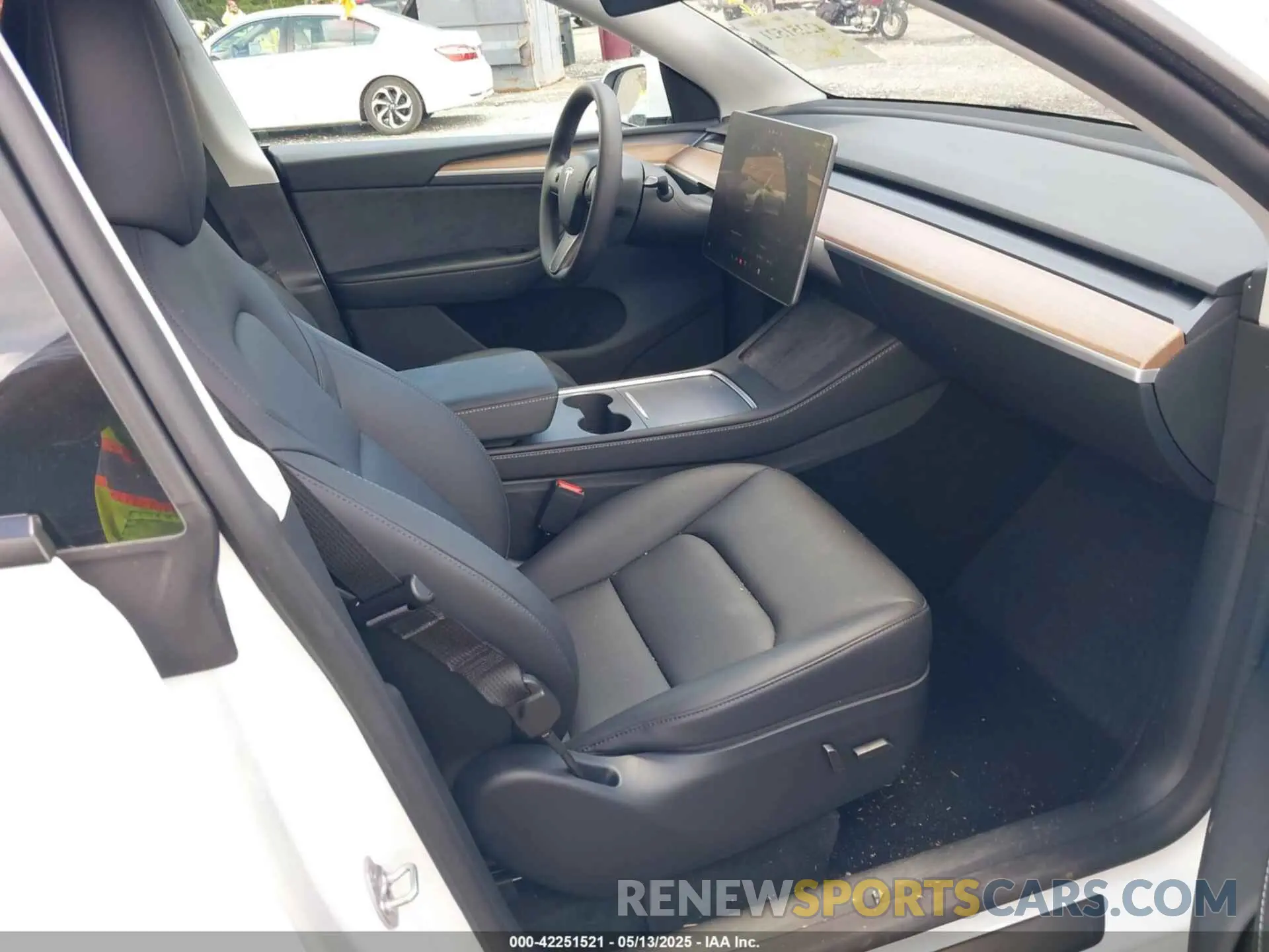 5 Photograph of a damaged car 7SAYGDED1SA348492 TESLA MODEL Y 2025