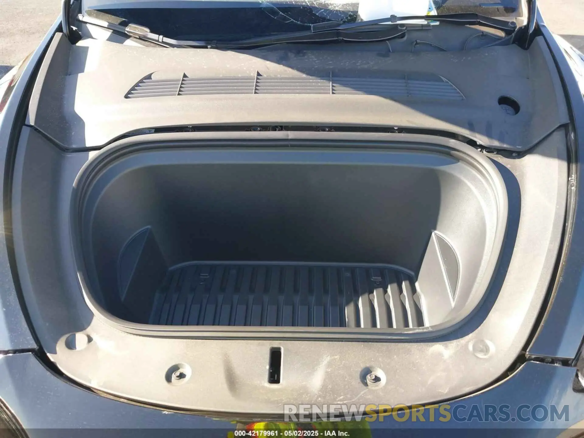 10 Photograph of a damaged car 7SAYGDED1SF217131 TESLA MODEL Y 2025