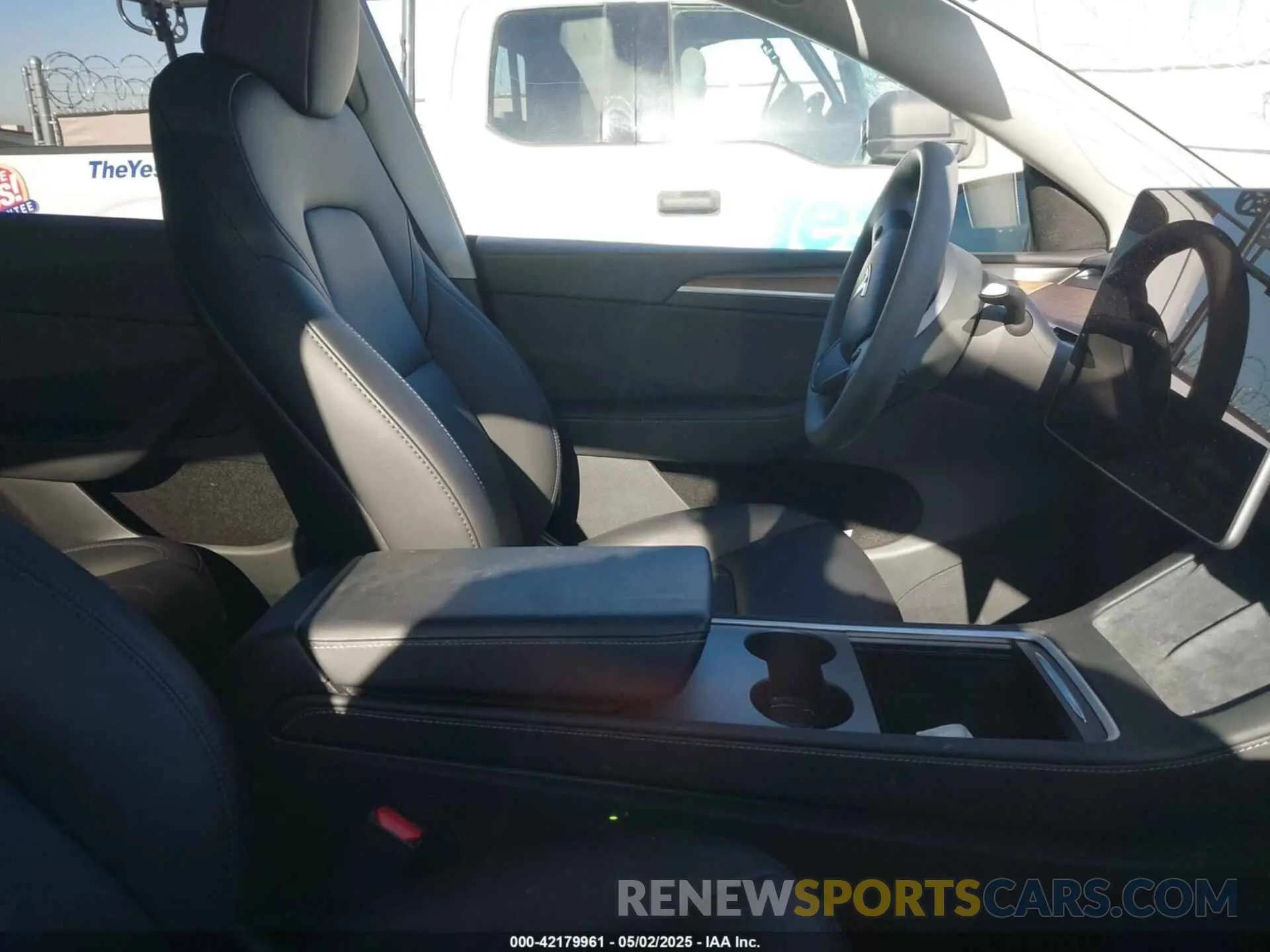 5 Photograph of a damaged car 7SAYGDED1SF217131 TESLA MODEL Y 2025
