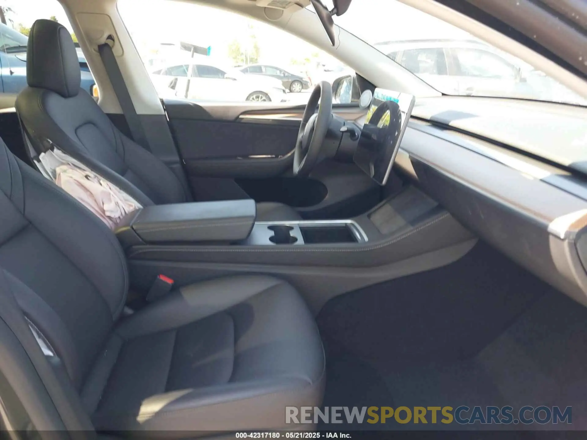 5 Photograph of a damaged car 7SAYGDED1SF220689 TESLA MODEL Y 2025