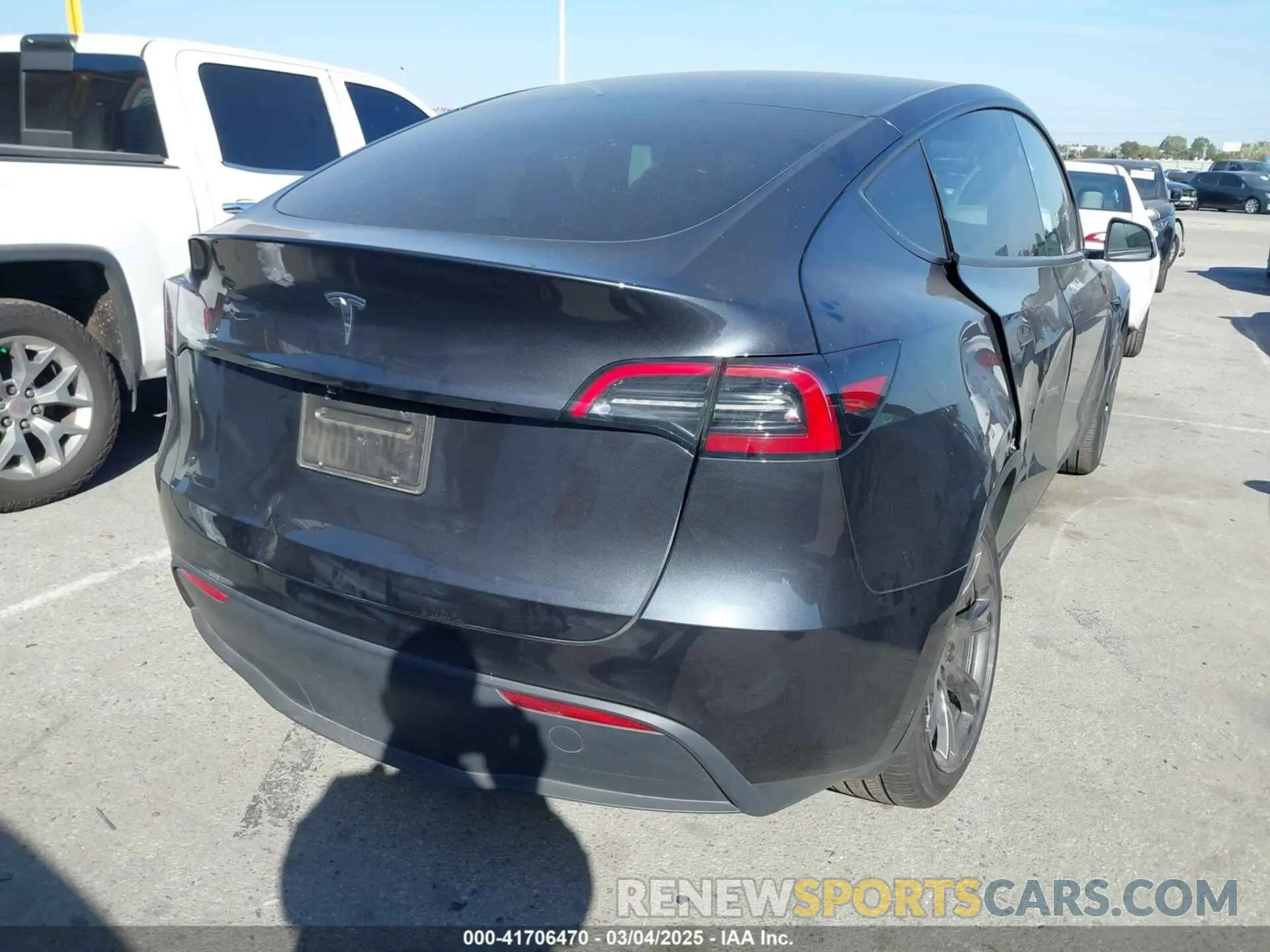 4 Photograph of a damaged car 7SAYGDED2SF228414 TESLA MODEL Y 2025