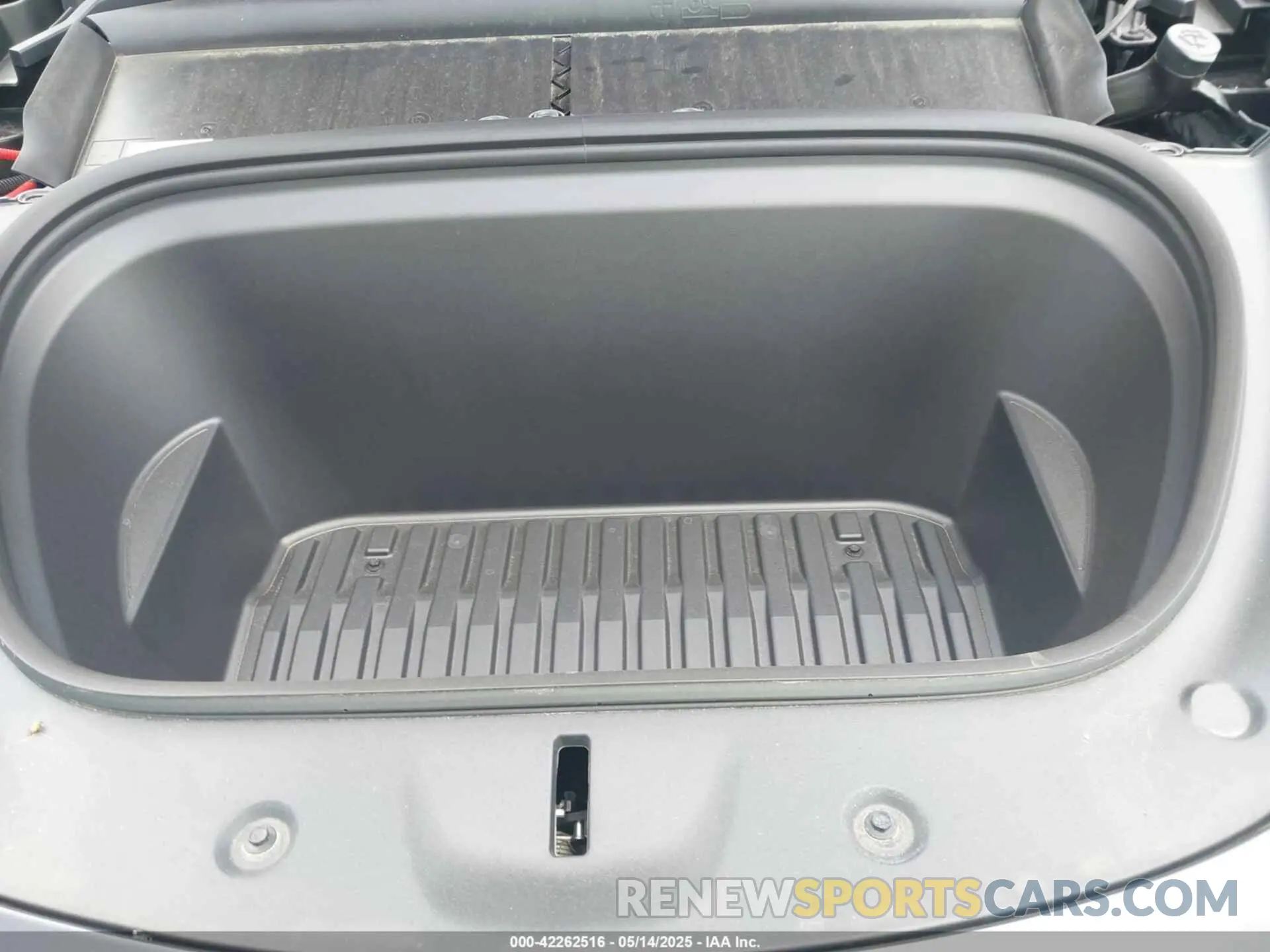 10 Photograph of a damaged car 7SAYGDED3SA338398 TESLA MODEL Y 2025