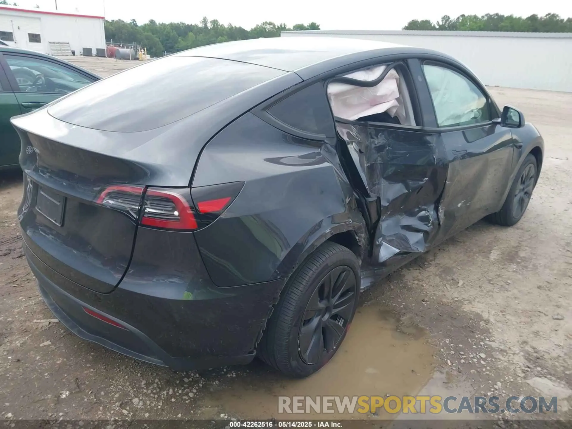 4 Photograph of a damaged car 7SAYGDED3SA338398 TESLA MODEL Y 2025