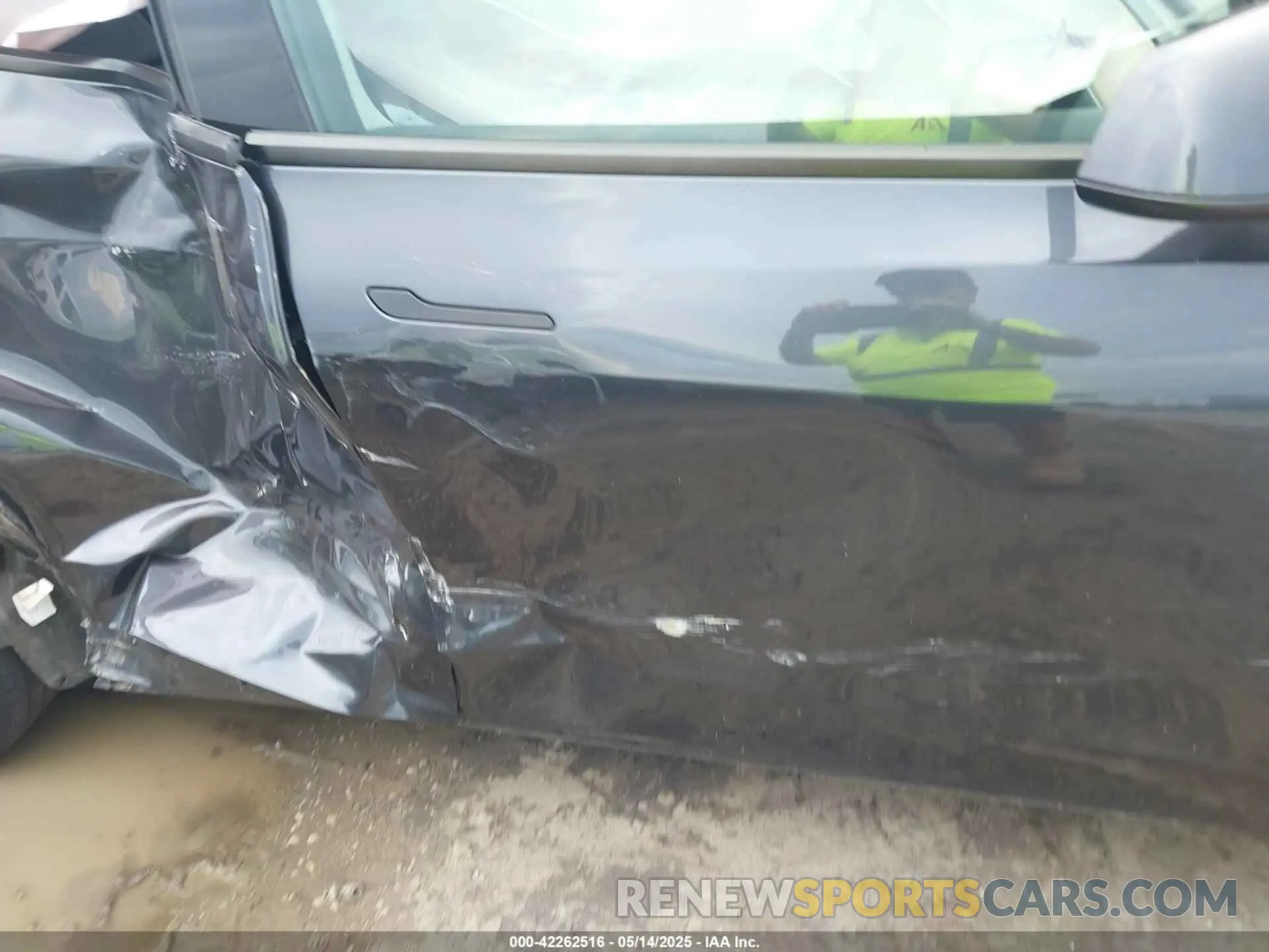 6 Photograph of a damaged car 7SAYGDED3SA338398 TESLA MODEL Y 2025