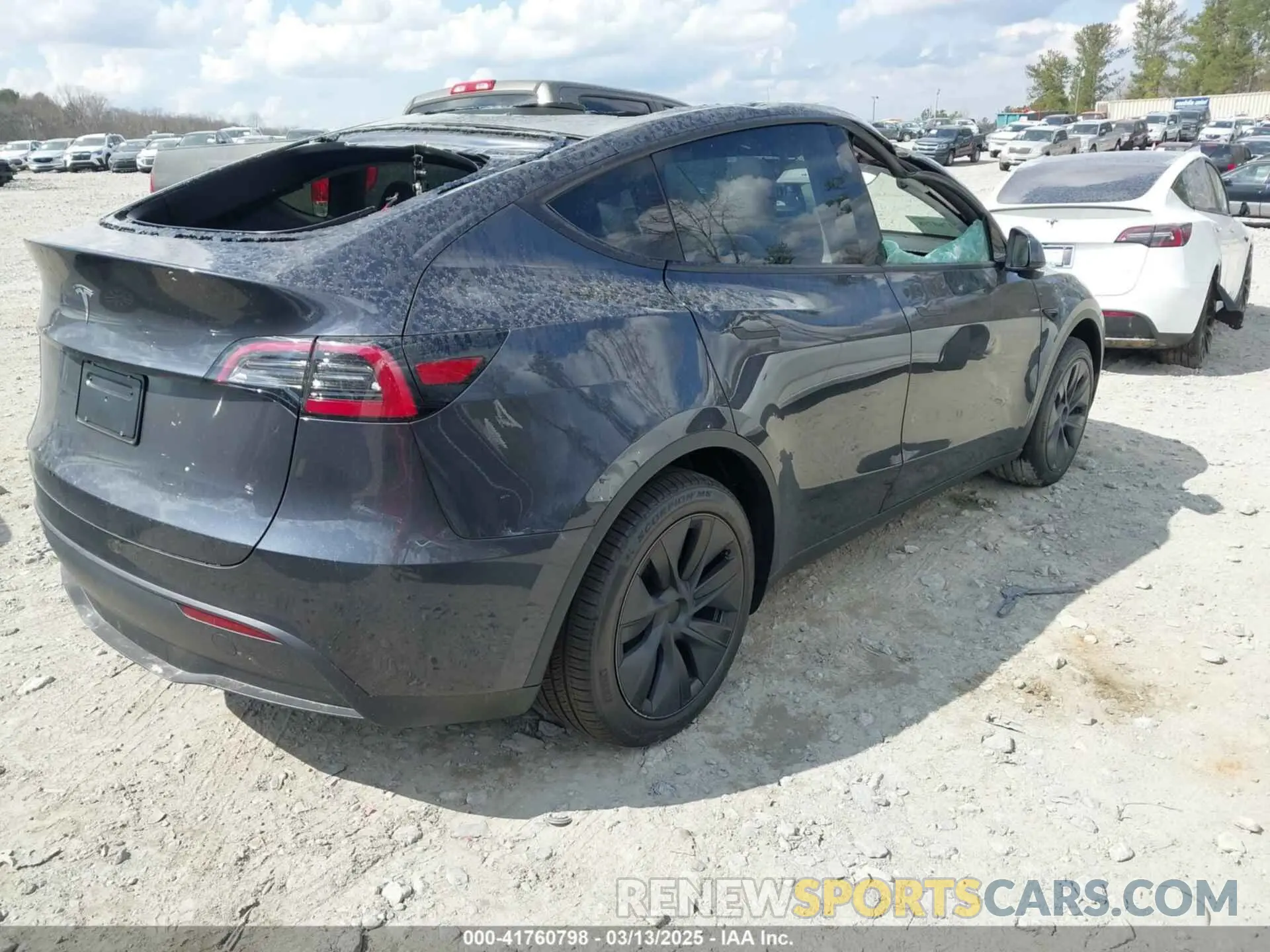 4 Photograph of a damaged car 7SAYGDED3SA352138 TESLA MODEL Y 2025
