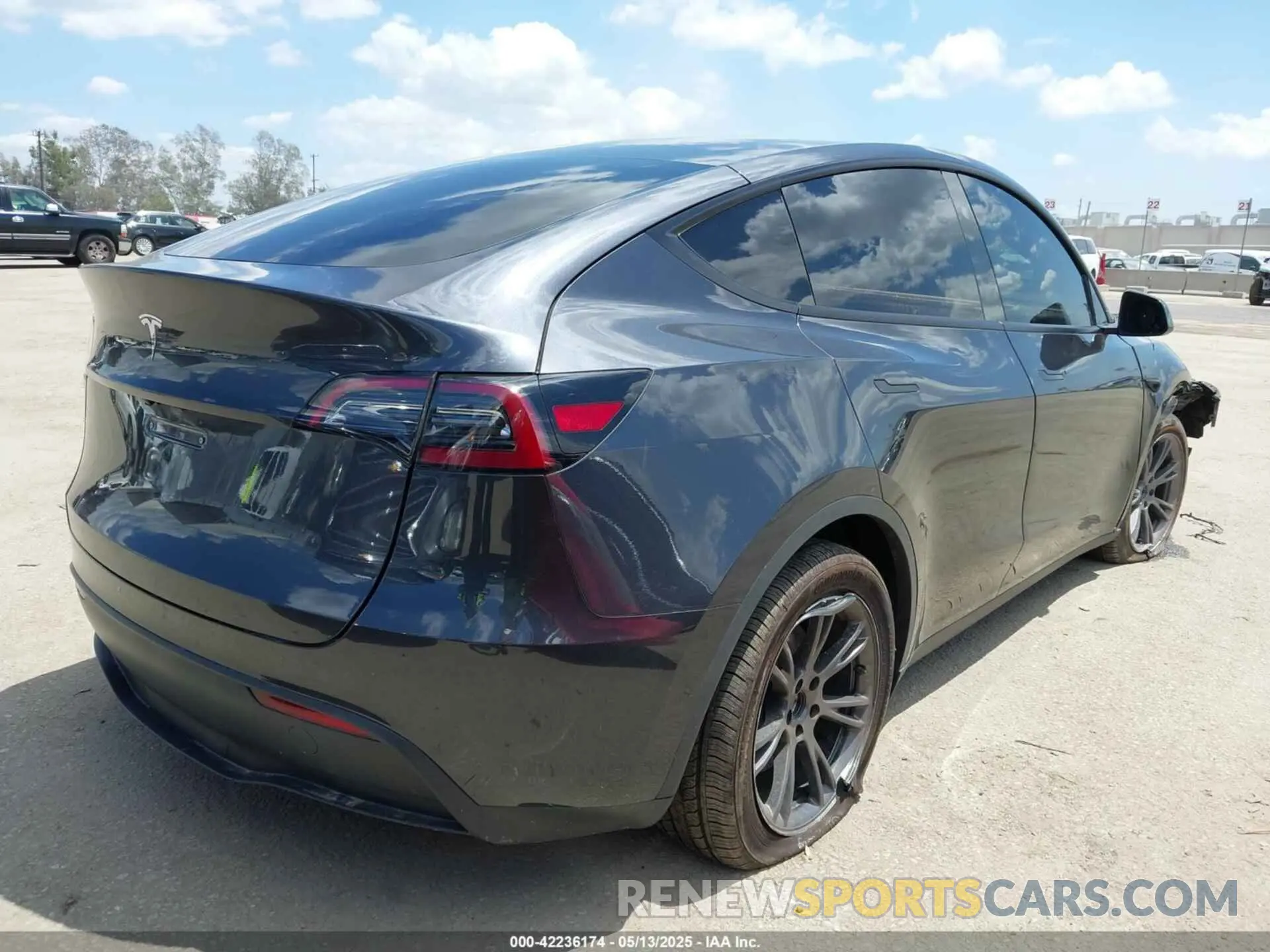 4 Photograph of a damaged car 7SAYGDED3SF266685 TESLA MODEL Y 2025