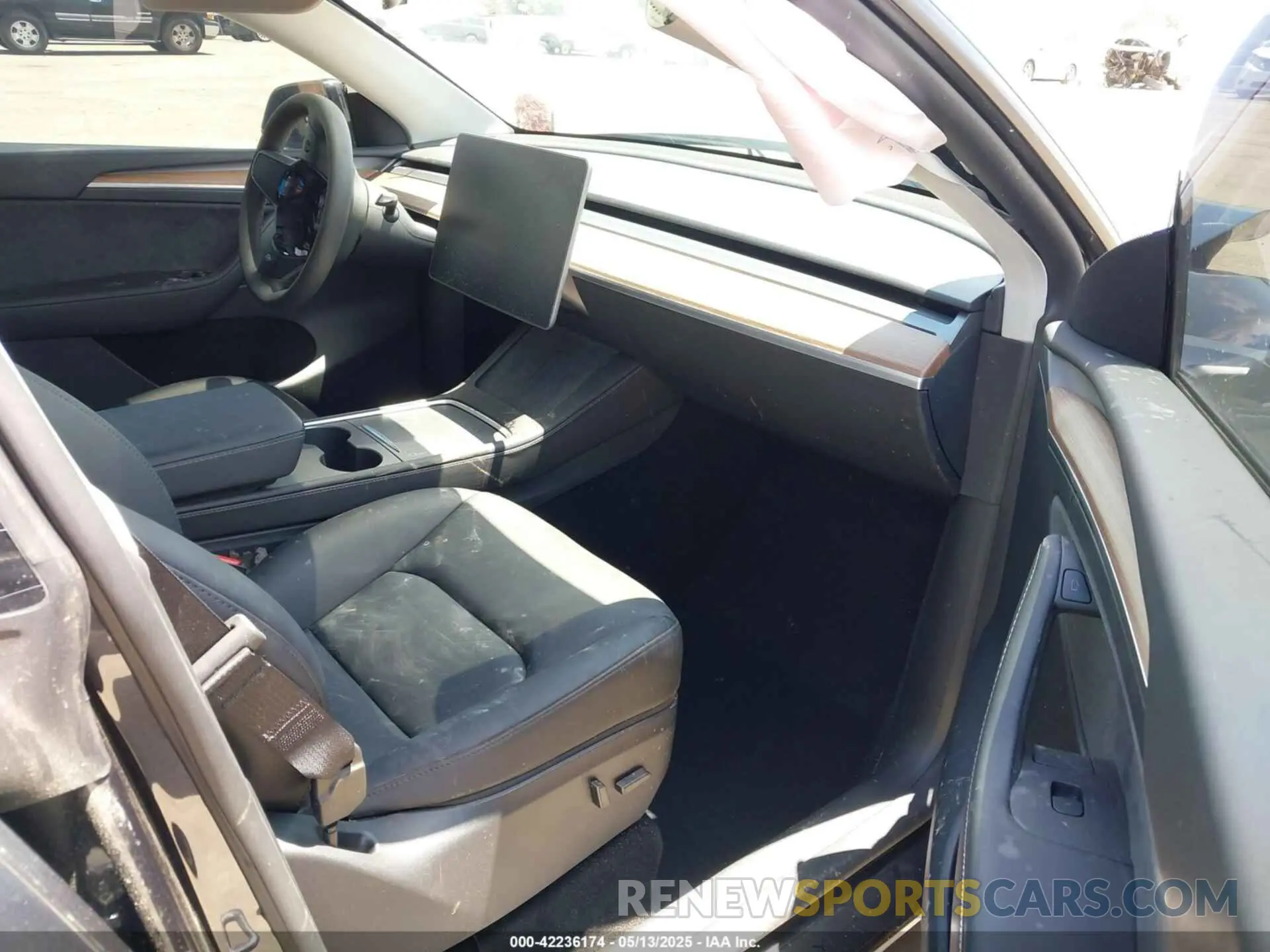5 Photograph of a damaged car 7SAYGDED3SF266685 TESLA MODEL Y 2025