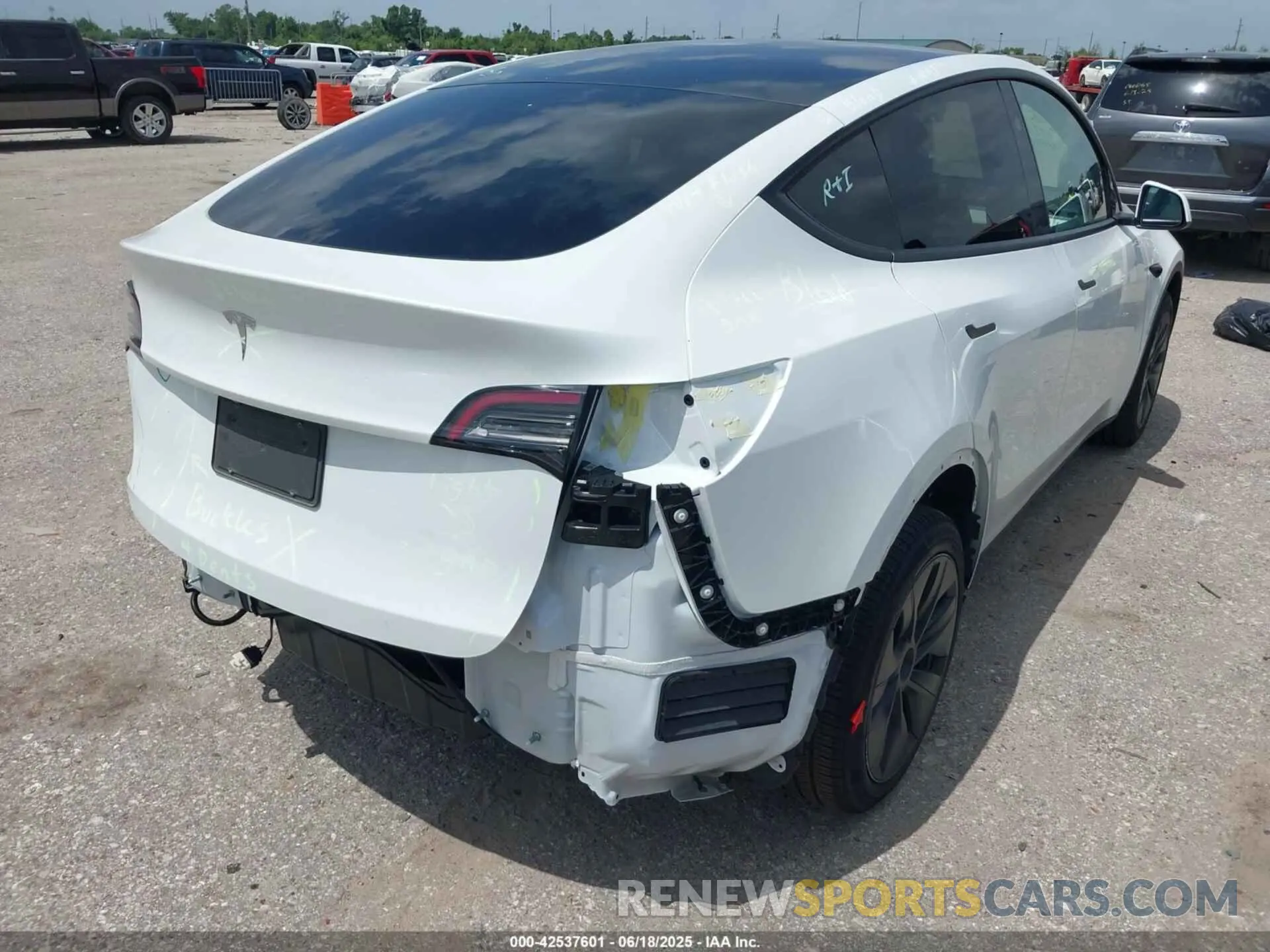 4 Photograph of a damaged car 7SAYGDED5SA352609 TESLA MODEL Y 2025