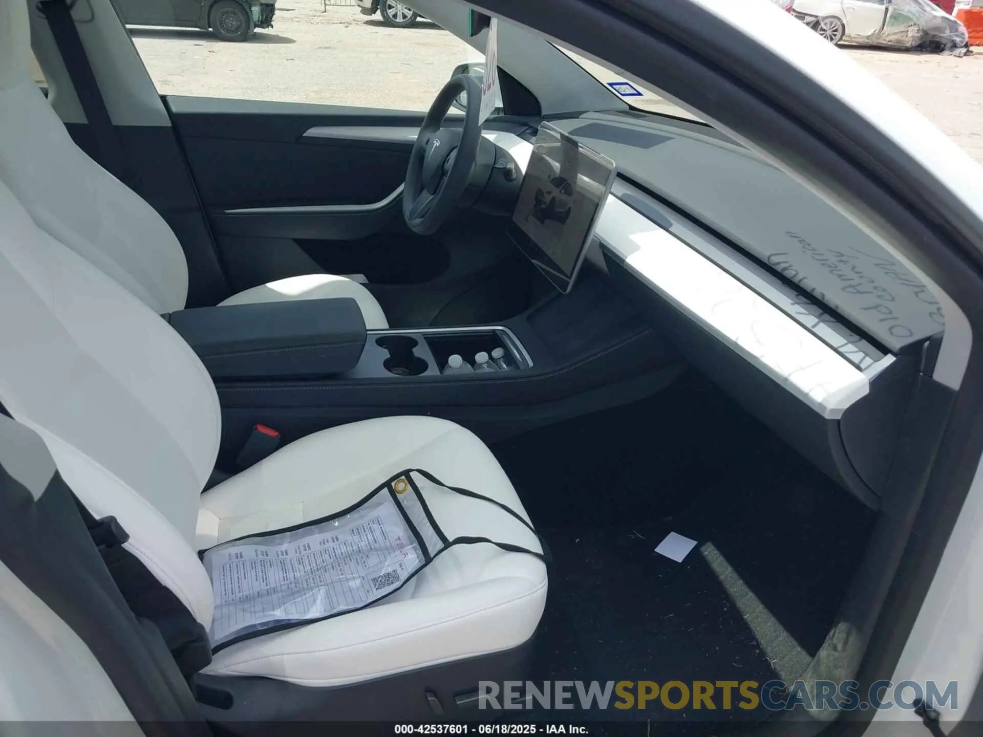 5 Photograph of a damaged car 7SAYGDED5SA352609 TESLA MODEL Y 2025