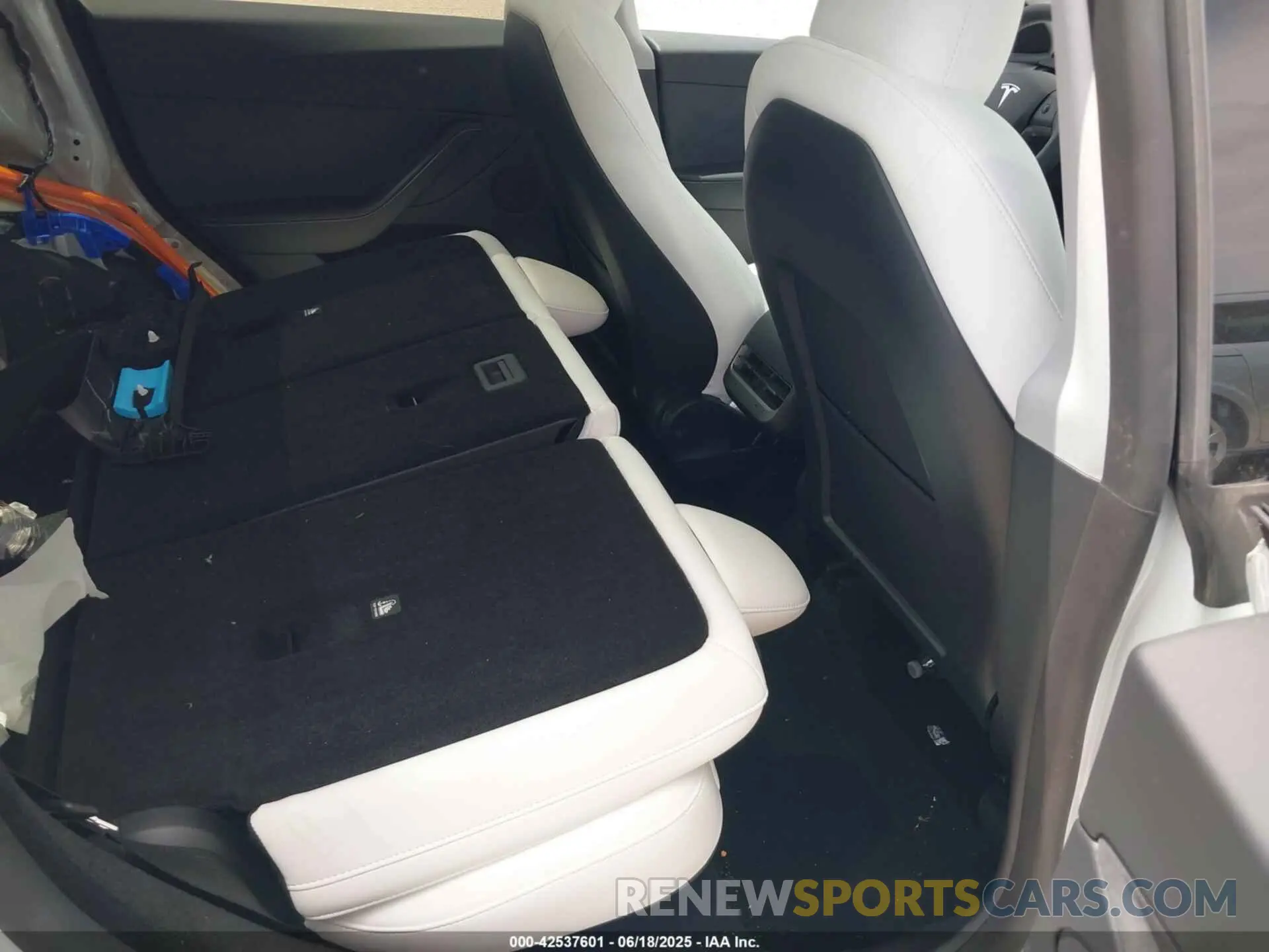 8 Photograph of a damaged car 7SAYGDED5SA352609 TESLA MODEL Y 2025
