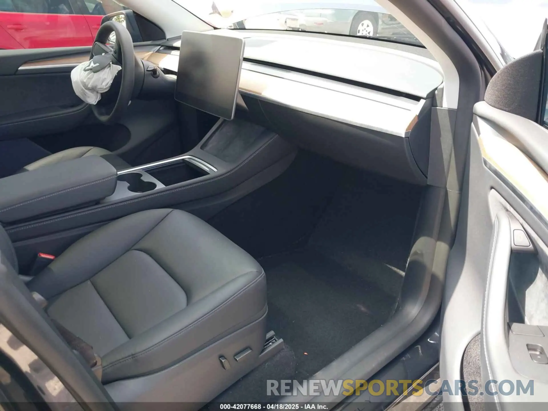 5 Photograph of a damaged car 7SAYGDED5SA370060 TESLA MODEL Y 2025