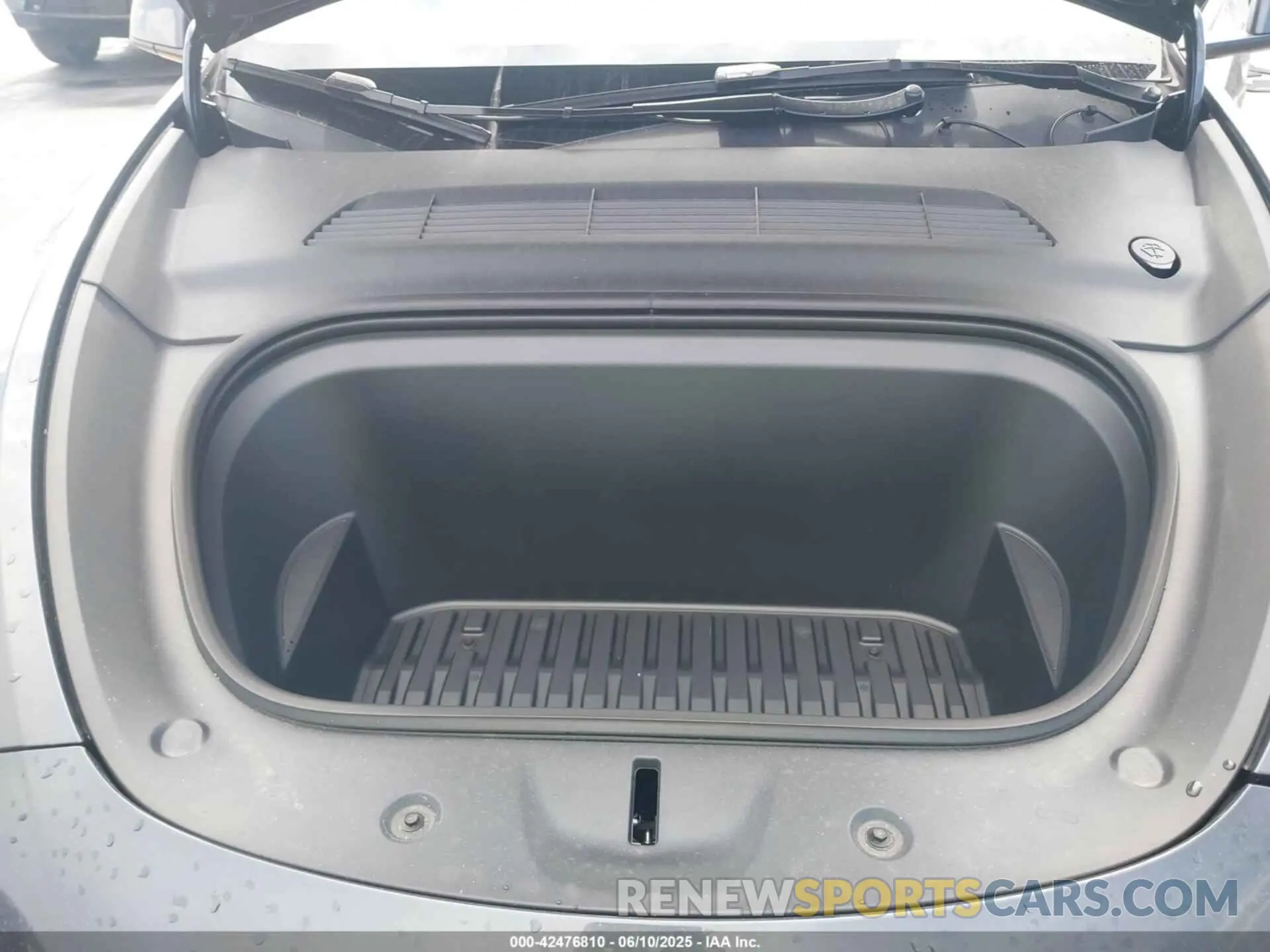 10 Photograph of a damaged car 7SAYGDED5SA371404 TESLA MODEL Y 2025