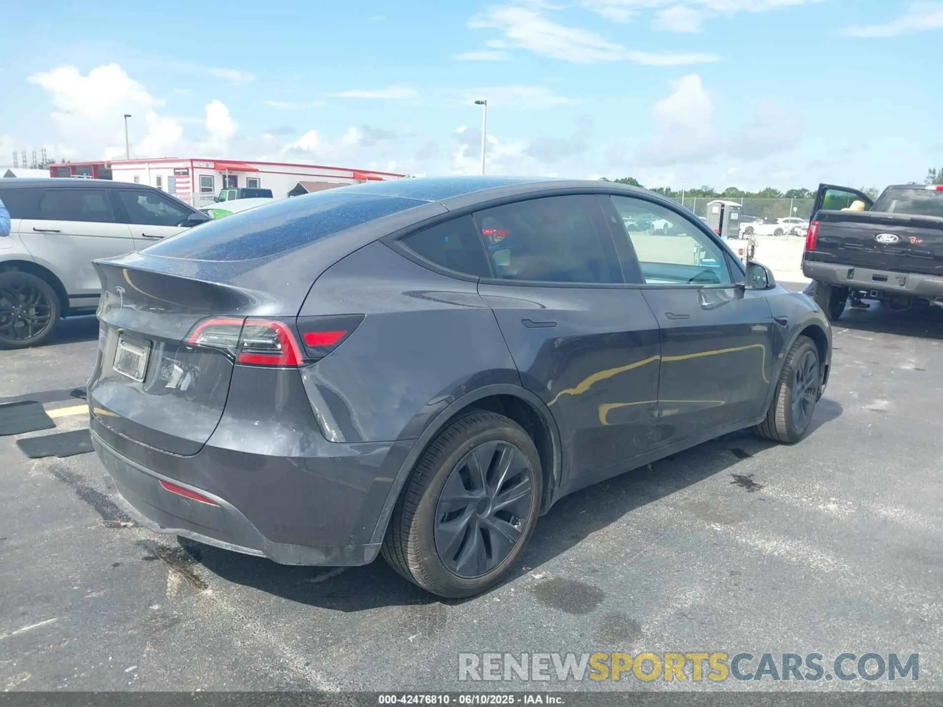 4 Photograph of a damaged car 7SAYGDED5SA371404 TESLA MODEL Y 2025