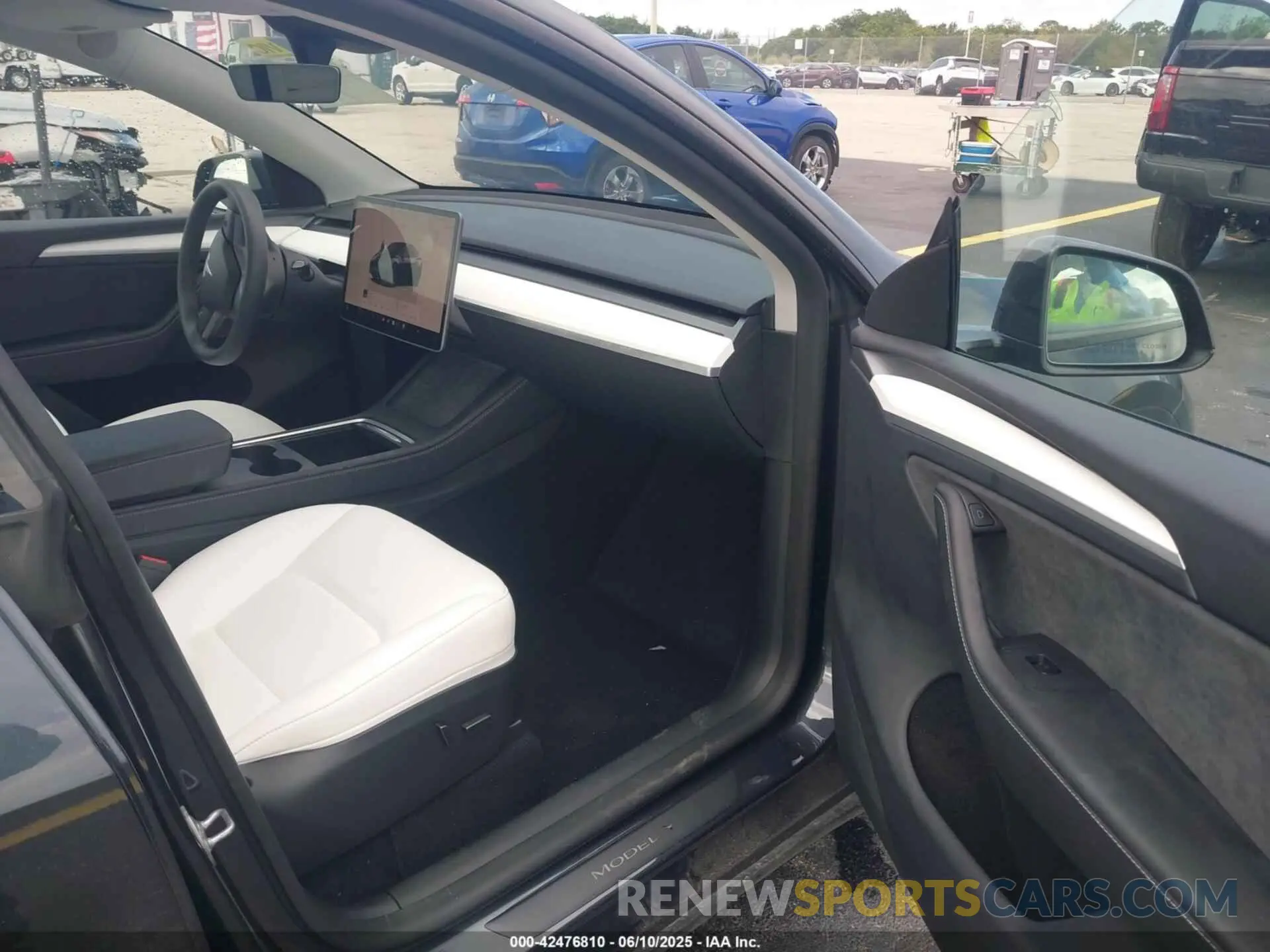 5 Photograph of a damaged car 7SAYGDED5SA371404 TESLA MODEL Y 2025