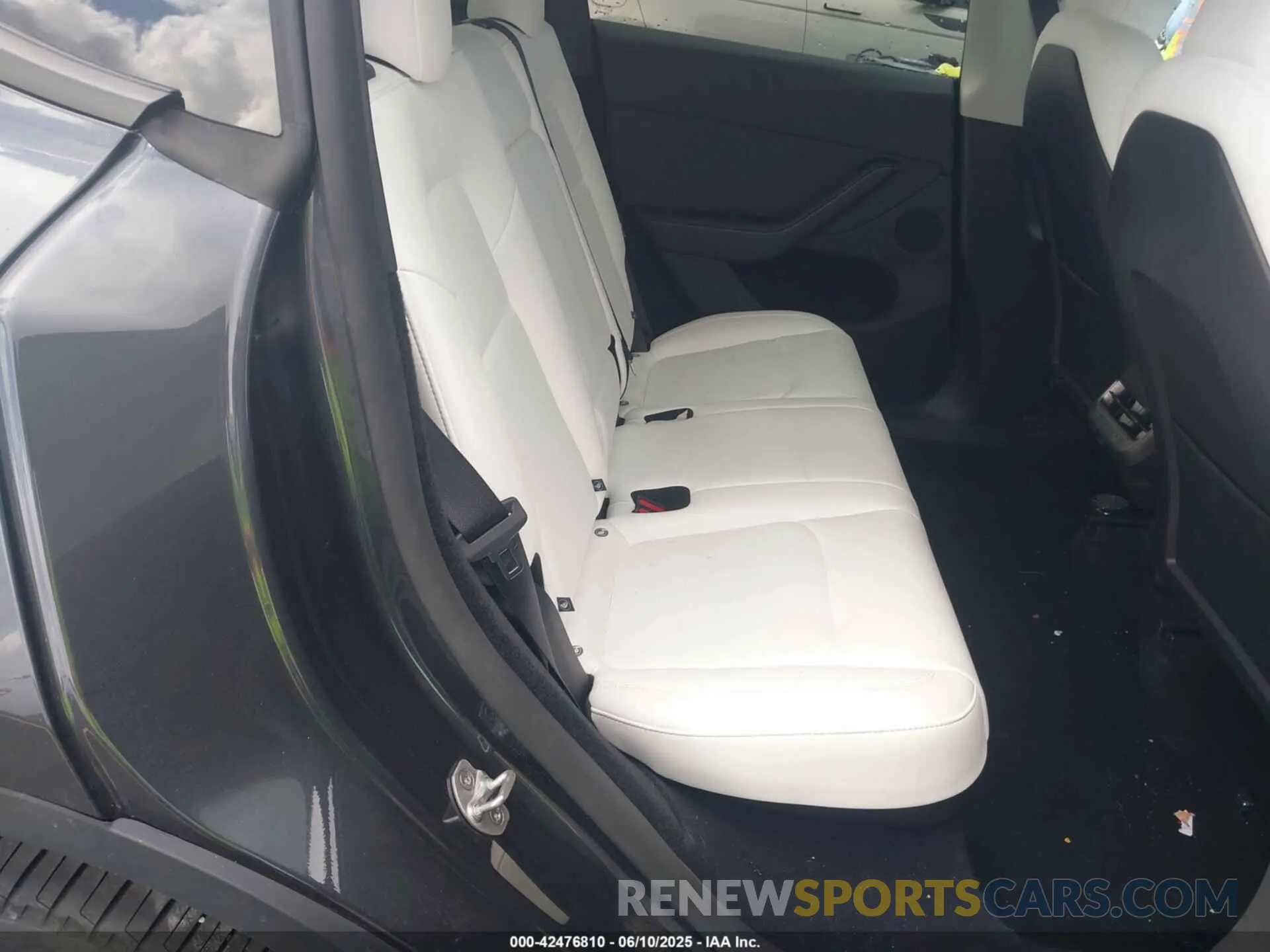 8 Photograph of a damaged car 7SAYGDED5SA371404 TESLA MODEL Y 2025