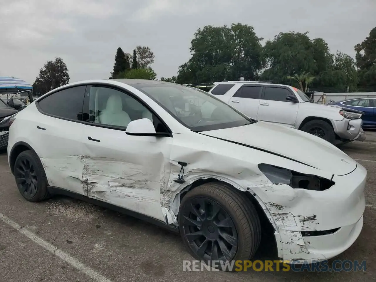 4 Photograph of a damaged car 7SAYGDED5SF228228 TESLA MODEL Y 2025