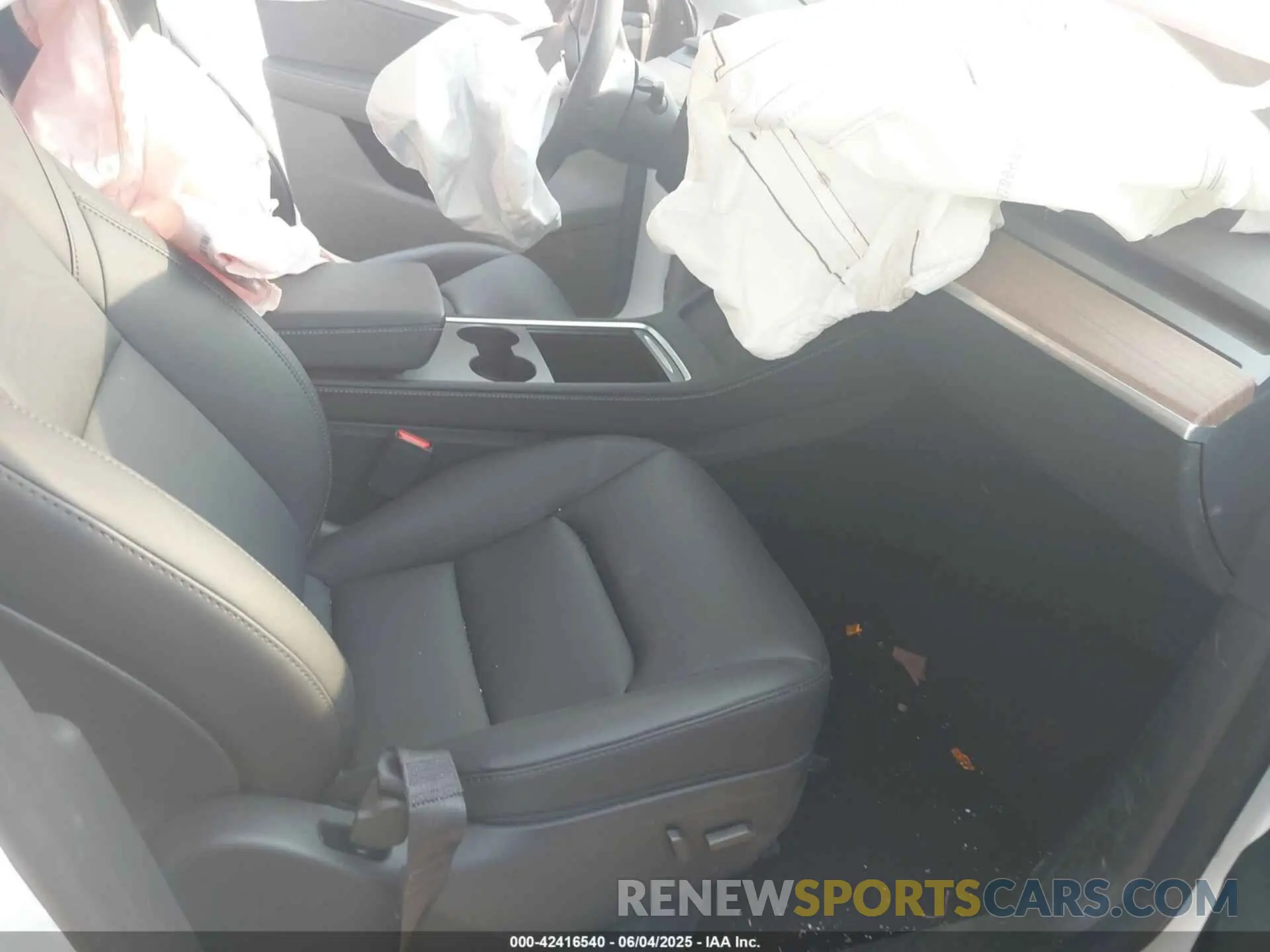 5 Photograph of a damaged car 7SAYGDED5SF244428 TESLA MODEL Y 2025