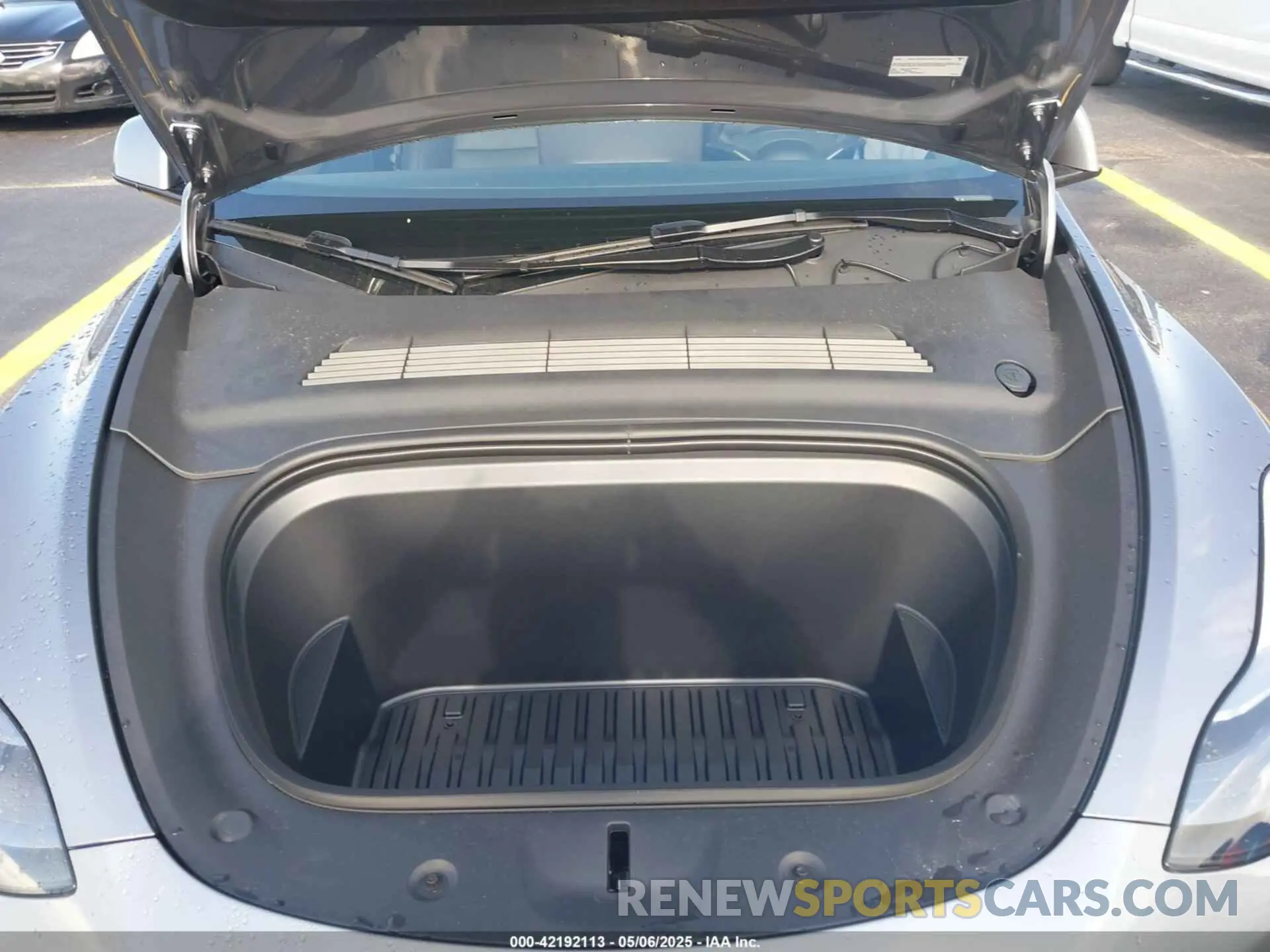10 Photograph of a damaged car 7SAYGDED6SA375445 TESLA MODEL Y 2025