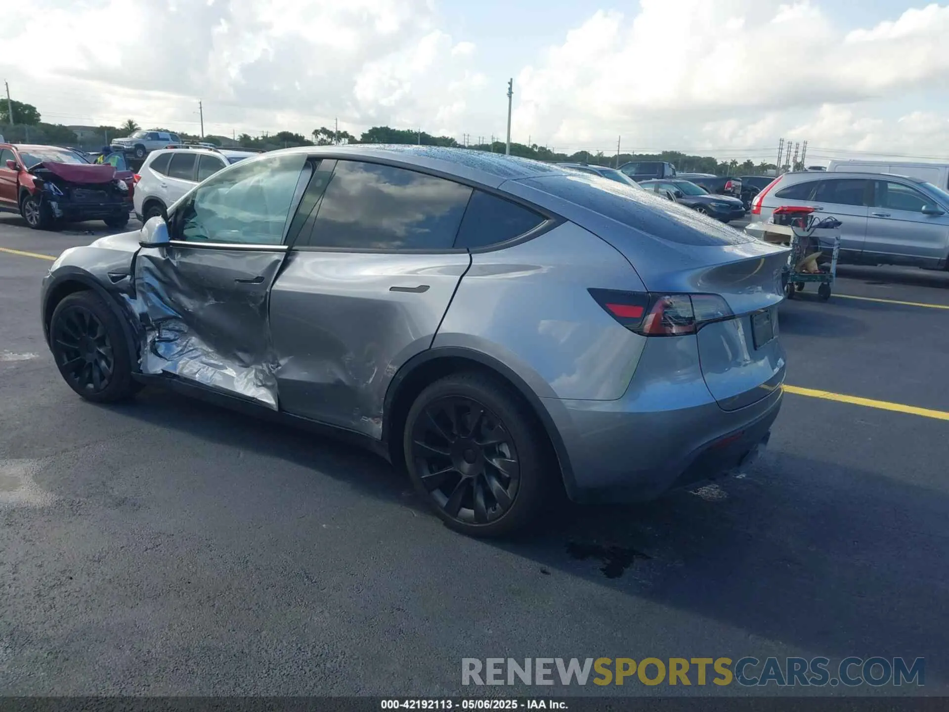 3 Photograph of a damaged car 7SAYGDED6SA375445 TESLA MODEL Y 2025