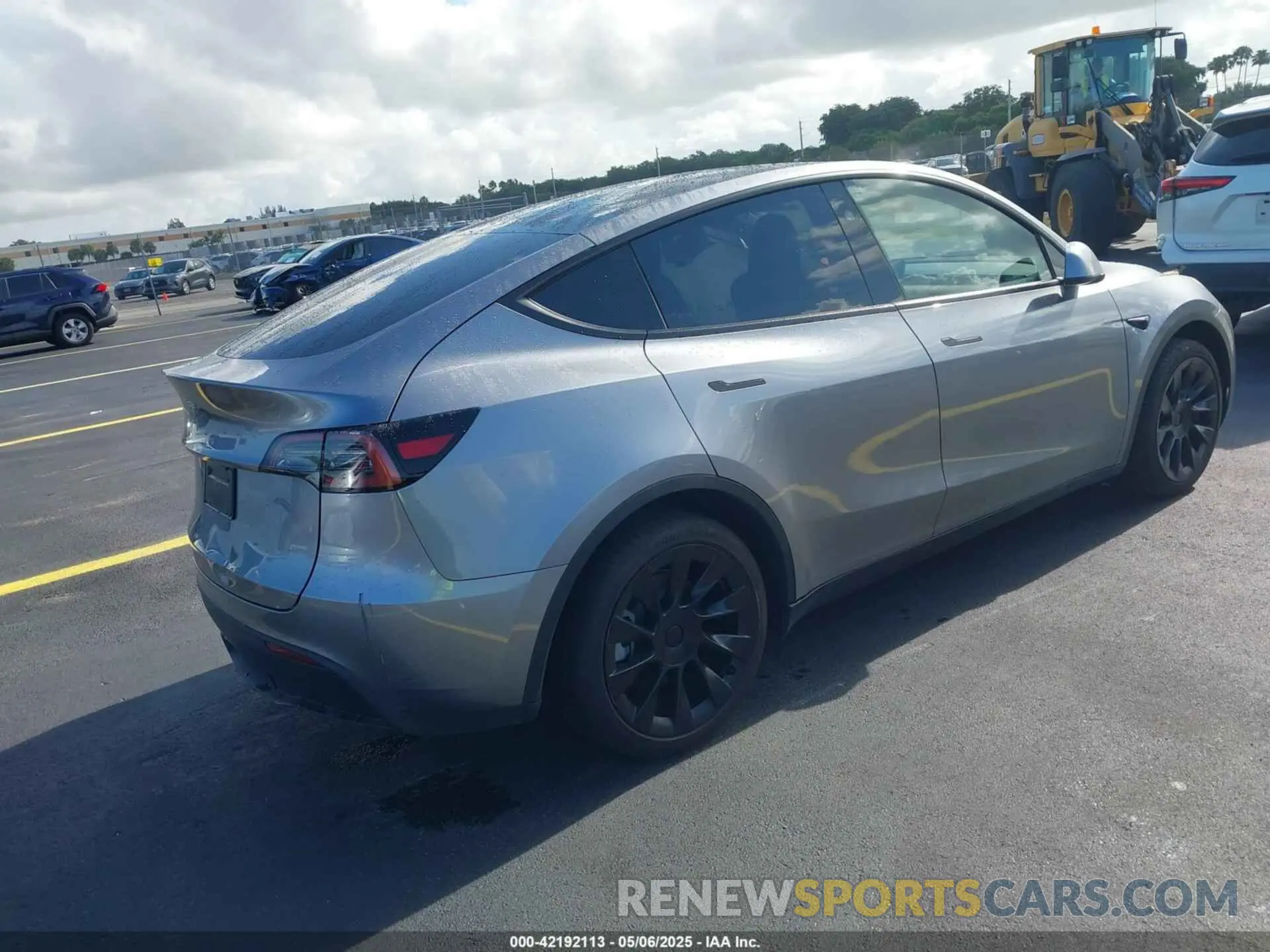 4 Photograph of a damaged car 7SAYGDED6SA375445 TESLA MODEL Y 2025