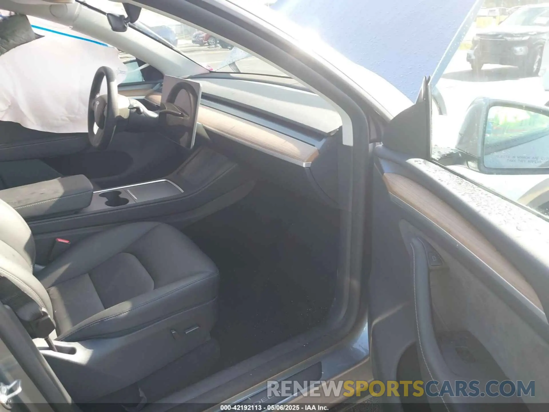 5 Photograph of a damaged car 7SAYGDED6SA375445 TESLA MODEL Y 2025