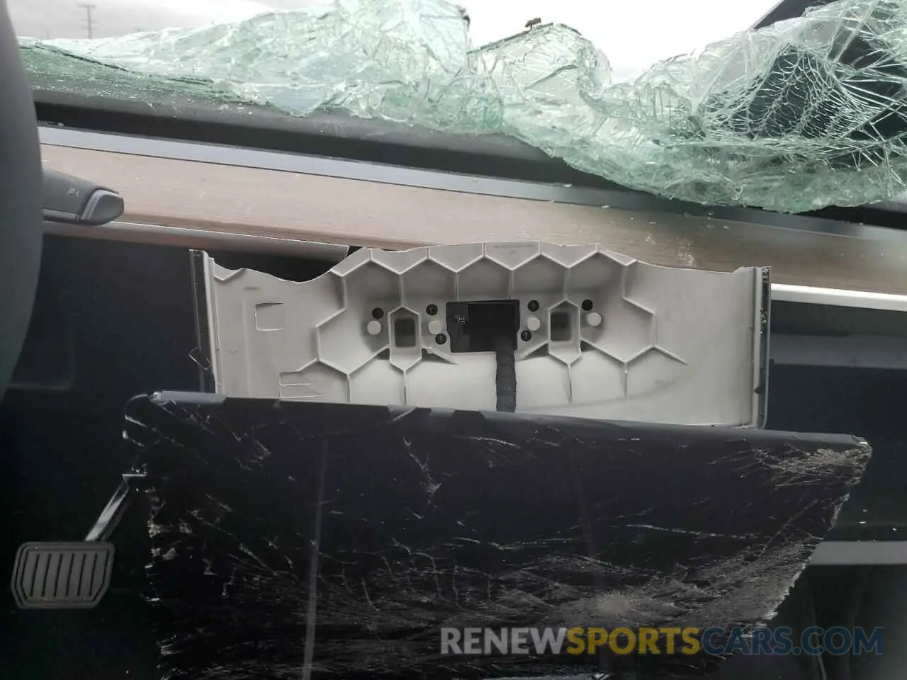 9 Photograph of a damaged car 7SAYGDED6SF256765 TESLA MODEL Y 2025