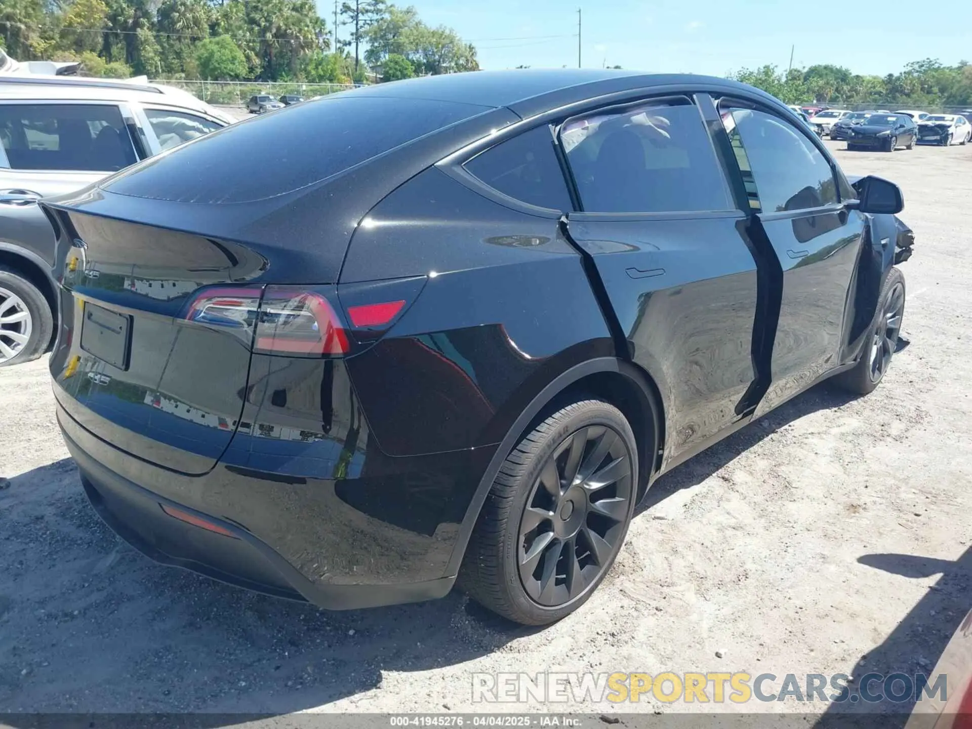 4 Photograph of a damaged car 7SAYGDED7SA372294 TESLA MODEL Y 2025