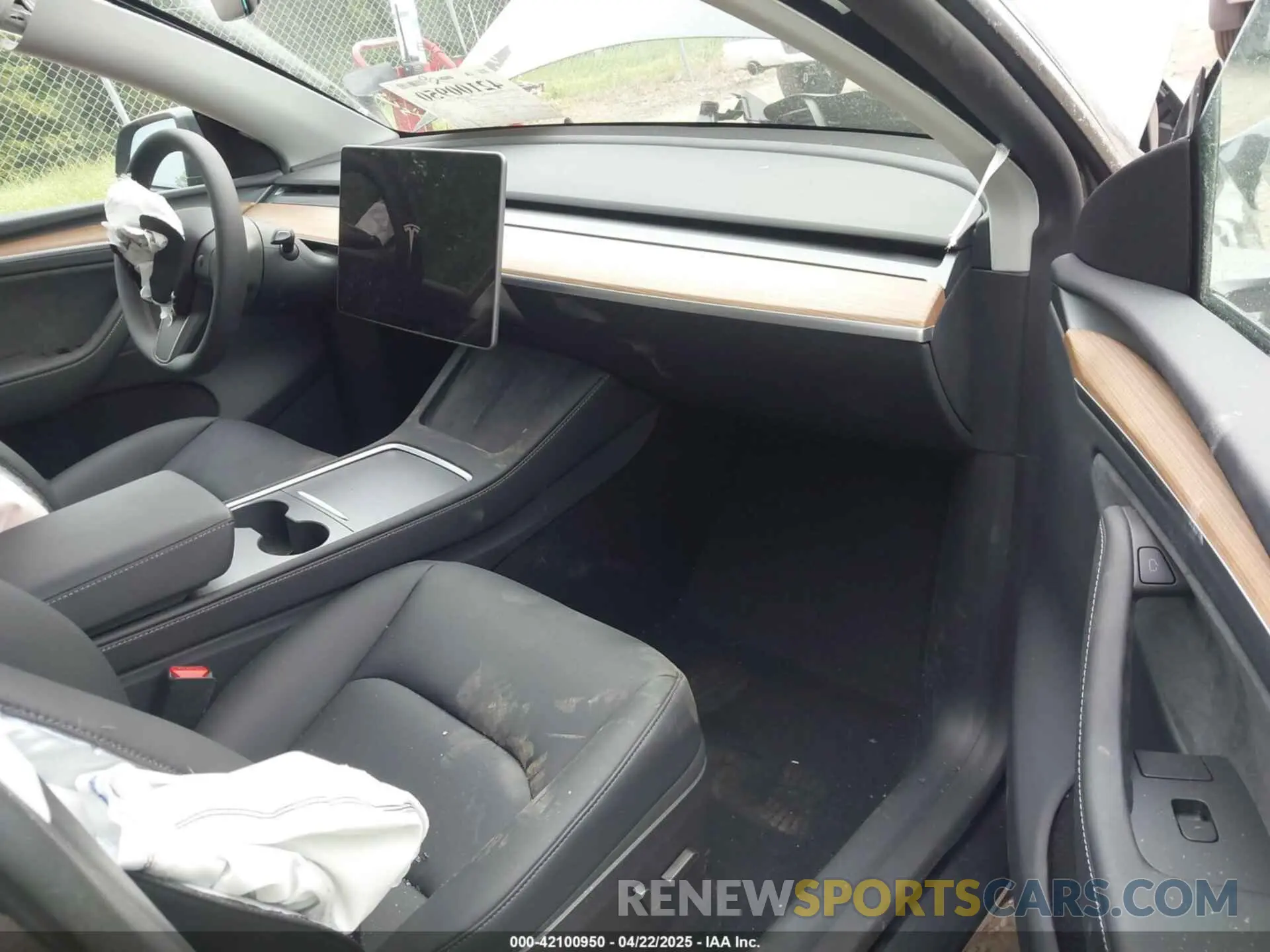 5 Photograph of a damaged car 7SAYGDED7SA373235 TESLA MODEL Y 2025