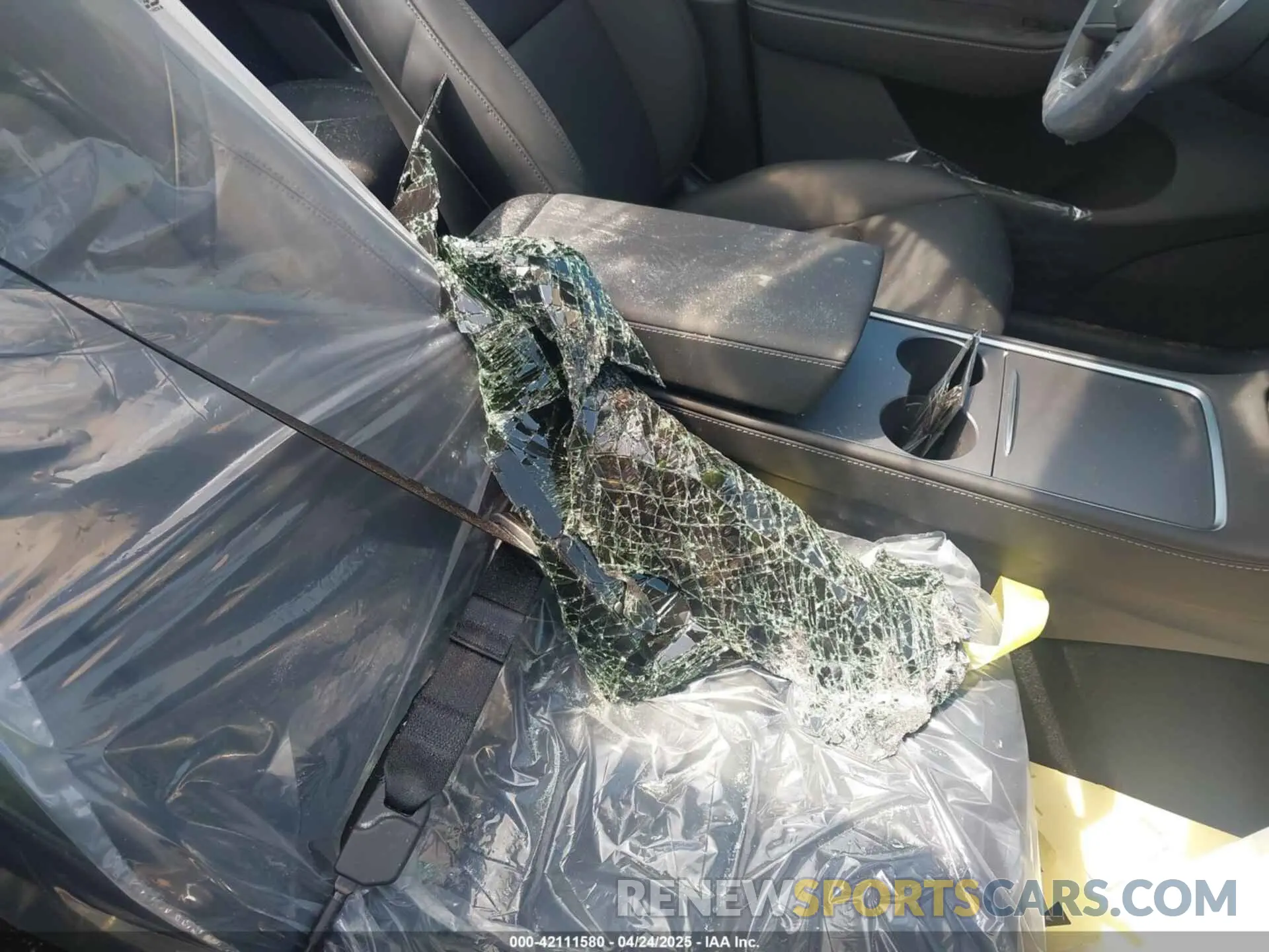 21 Photograph of a damaged car 7SAYGDED7SA378872 TESLA MODEL Y 2025