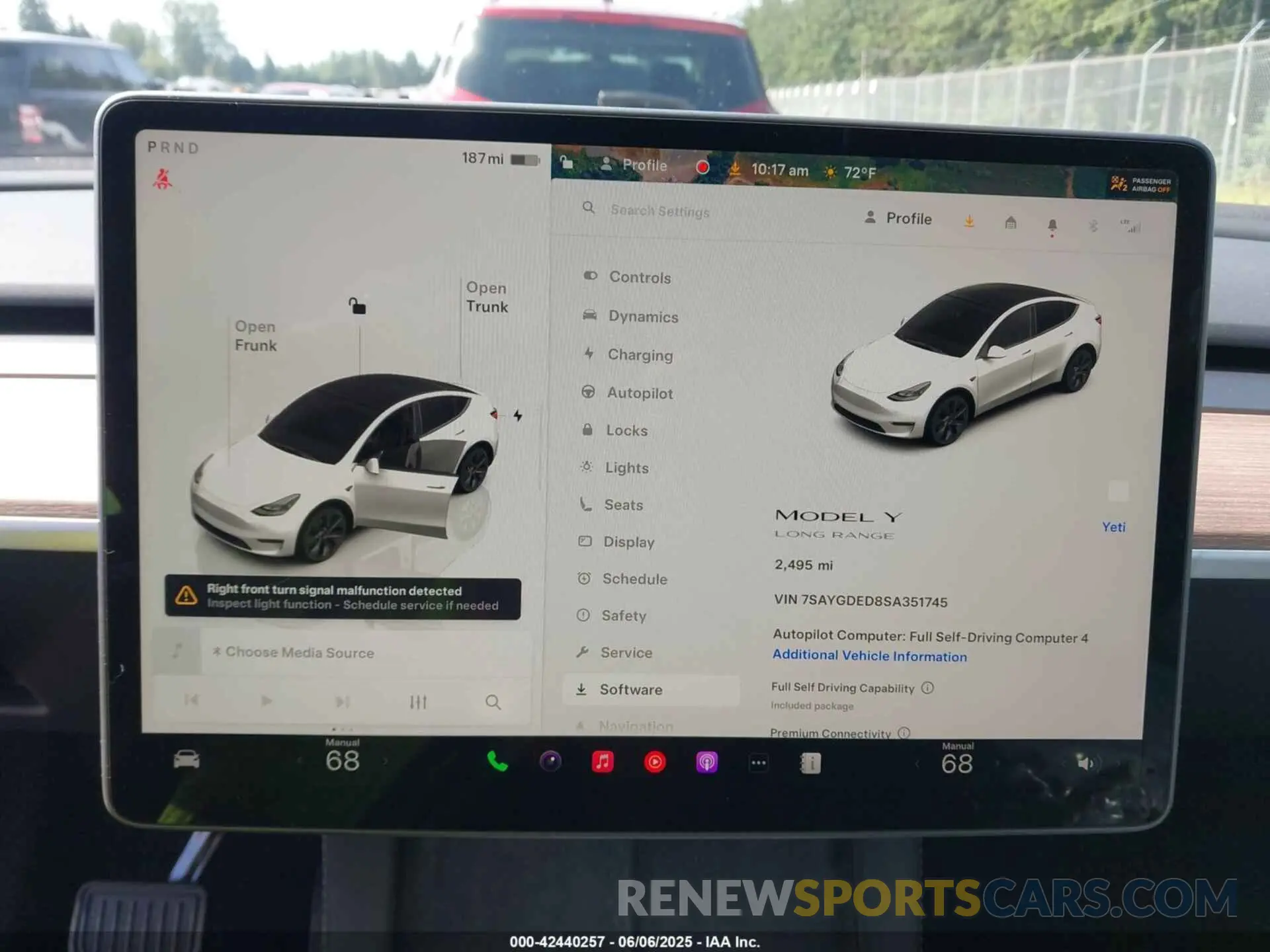 19 Photograph of a damaged car 7SAYGDED8SA351745 TESLA MODEL Y 2025