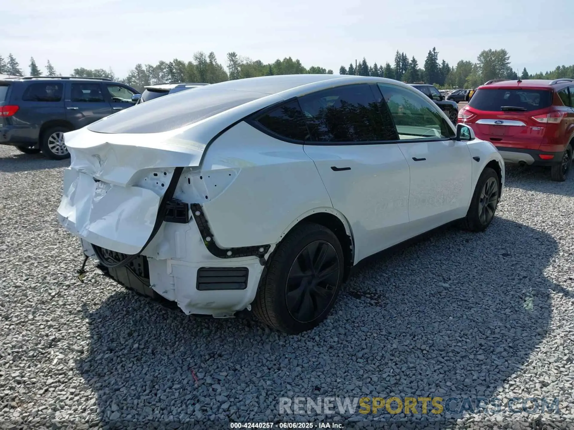 4 Photograph of a damaged car 7SAYGDED8SA351745 TESLA MODEL Y 2025