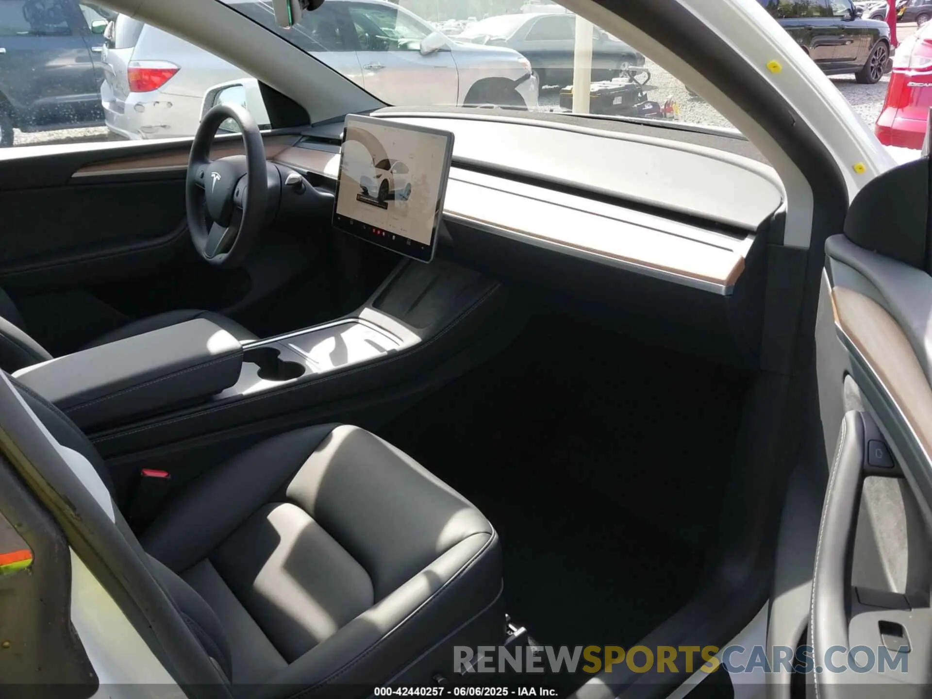 5 Photograph of a damaged car 7SAYGDED8SA351745 TESLA MODEL Y 2025