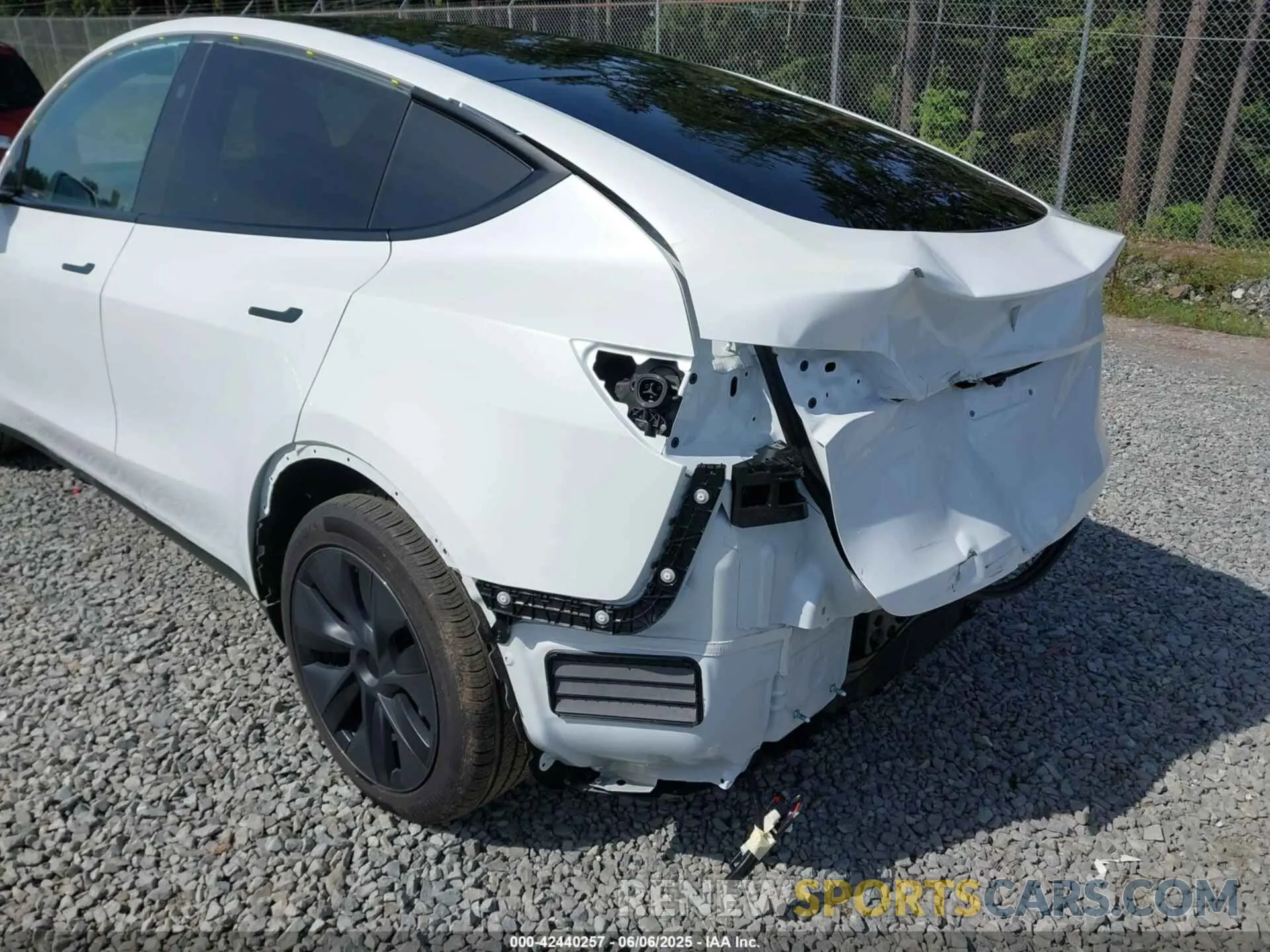 6 Photograph of a damaged car 7SAYGDED8SA351745 TESLA MODEL Y 2025