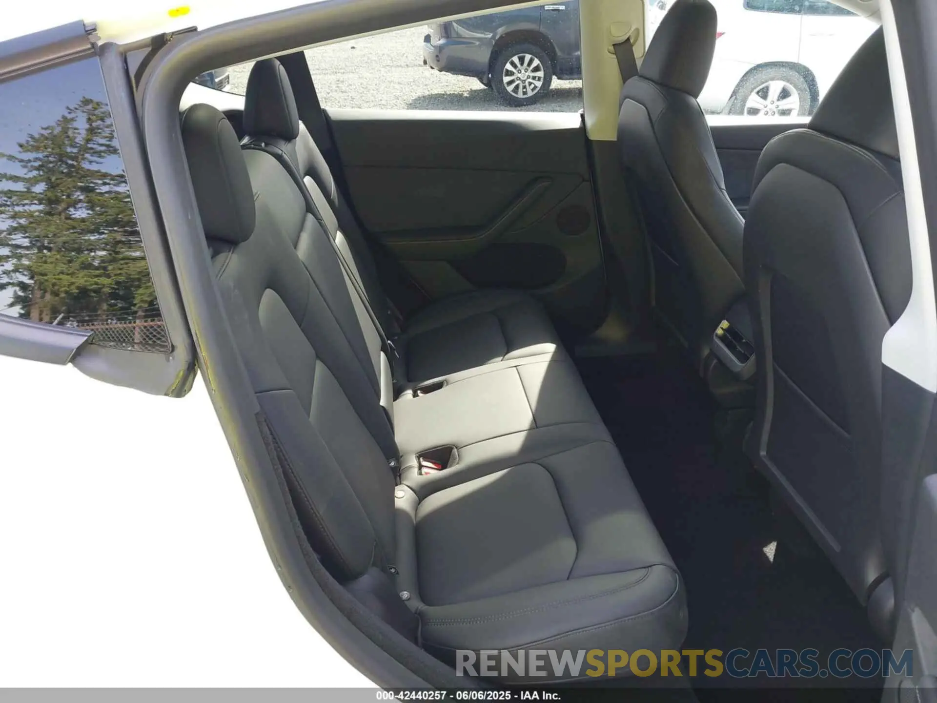 8 Photograph of a damaged car 7SAYGDED8SA351745 TESLA MODEL Y 2025