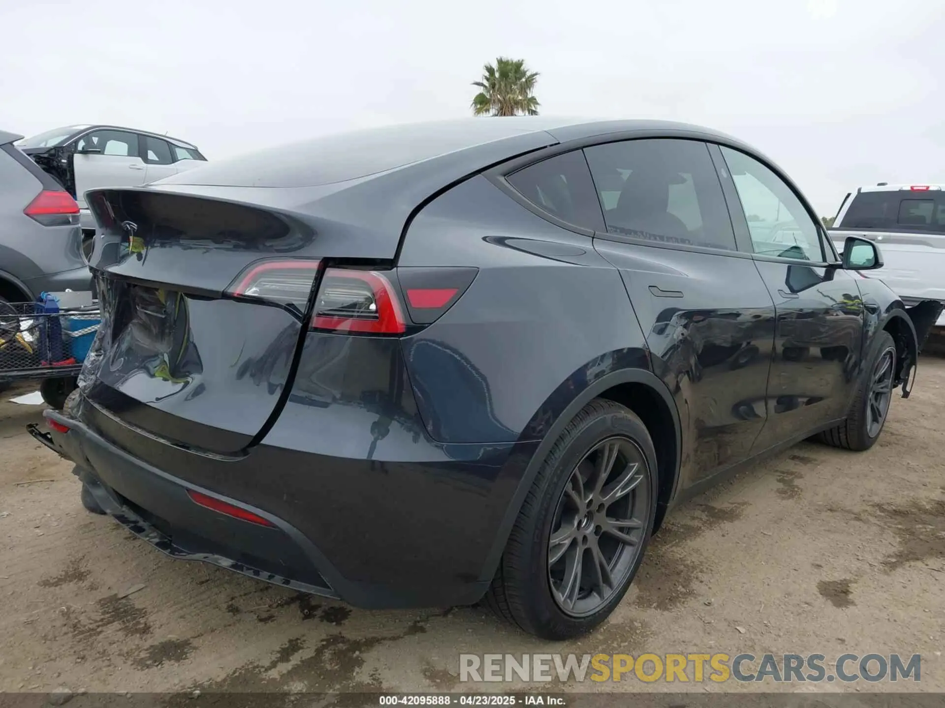 4 Photograph of a damaged car 7SAYGDED8SF259764 TESLA MODEL Y 2025