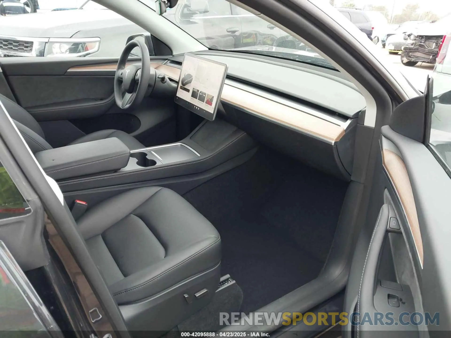 5 Photograph of a damaged car 7SAYGDED8SF259764 TESLA MODEL Y 2025