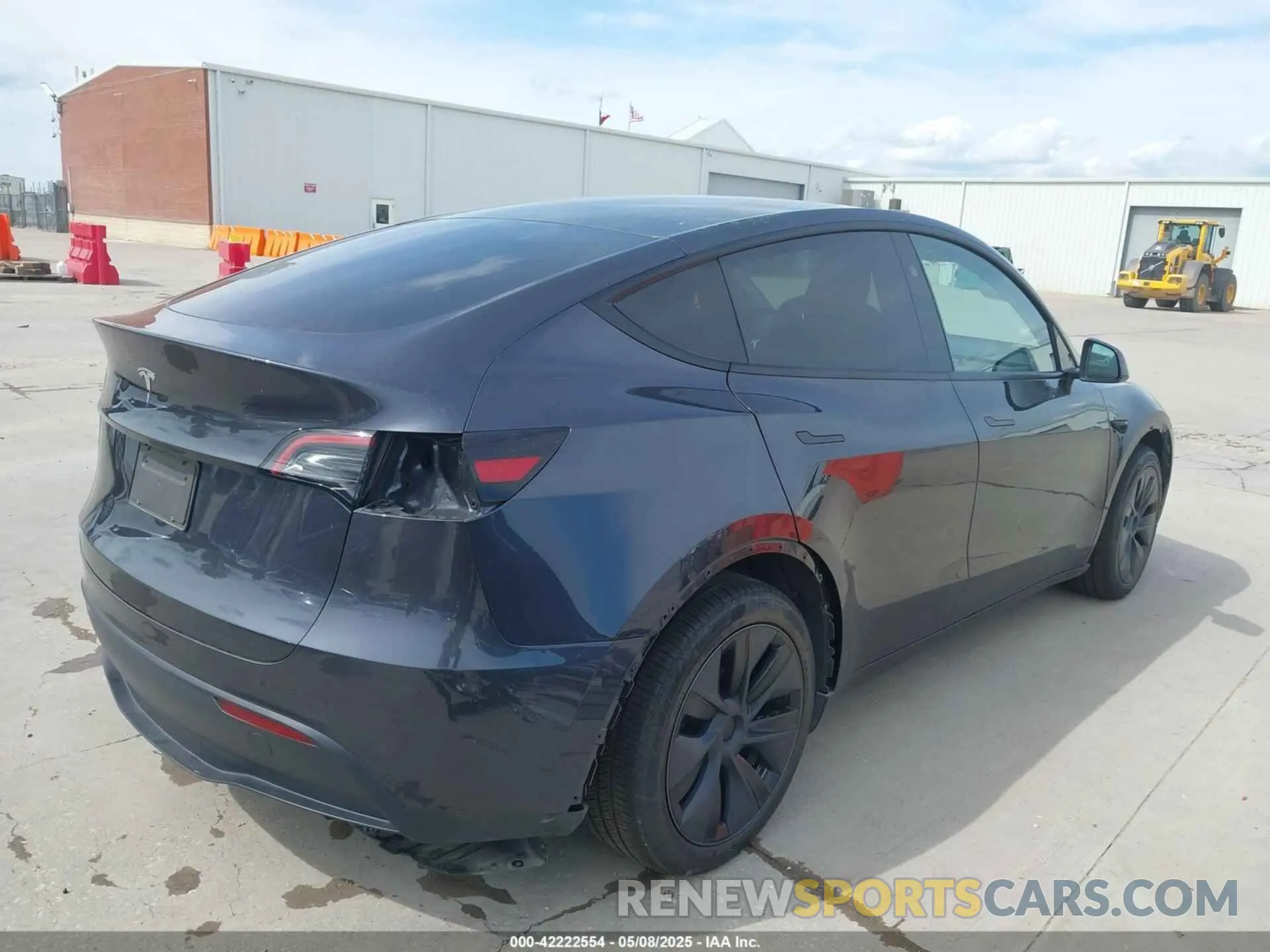 4 Photograph of a damaged car 7SAYGDEDXSA355554 TESLA MODEL Y 2025