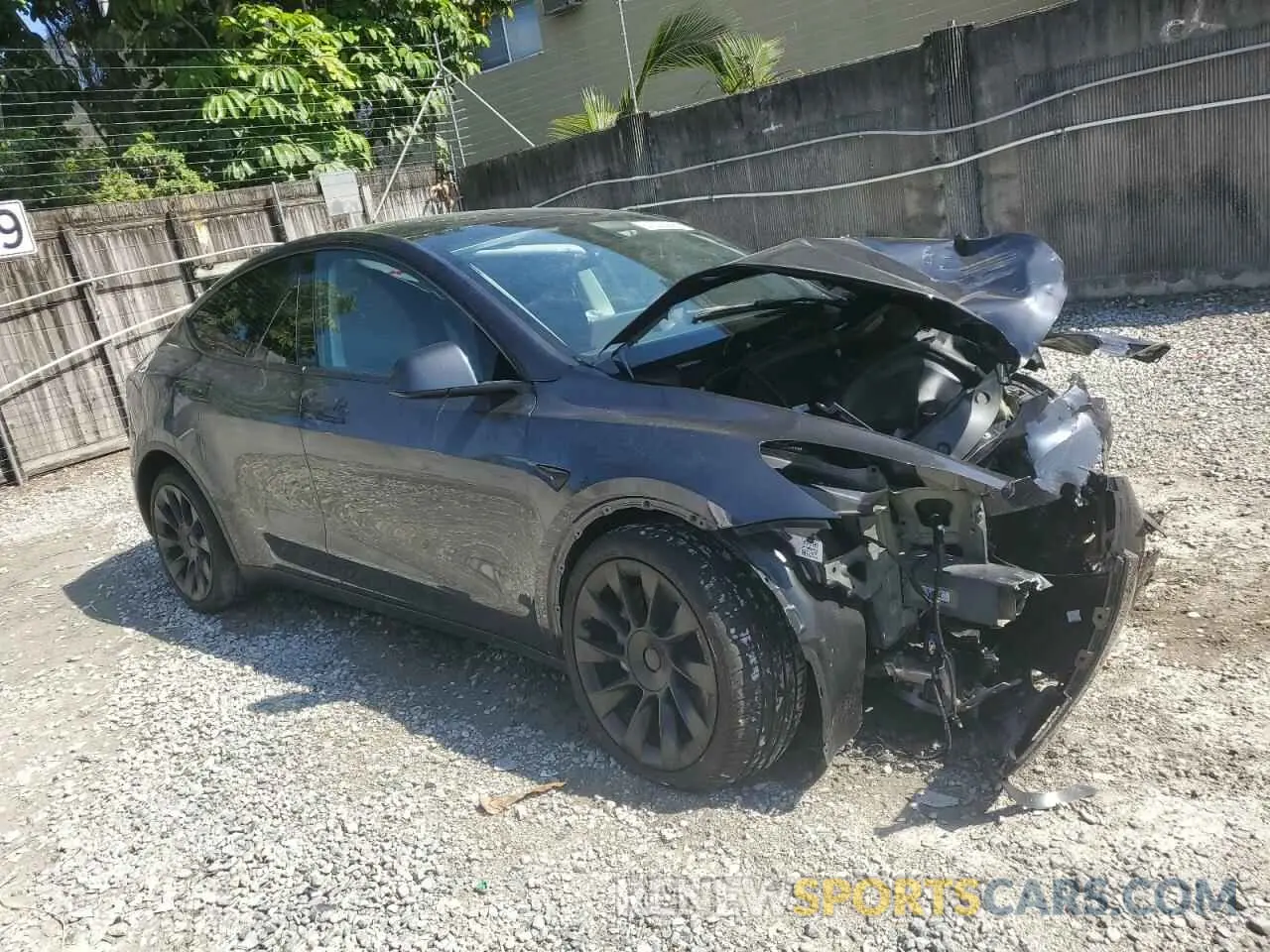 4 Photograph of a damaged car 7SAYGDEDXSA369549 TESLA MODEL Y 2025