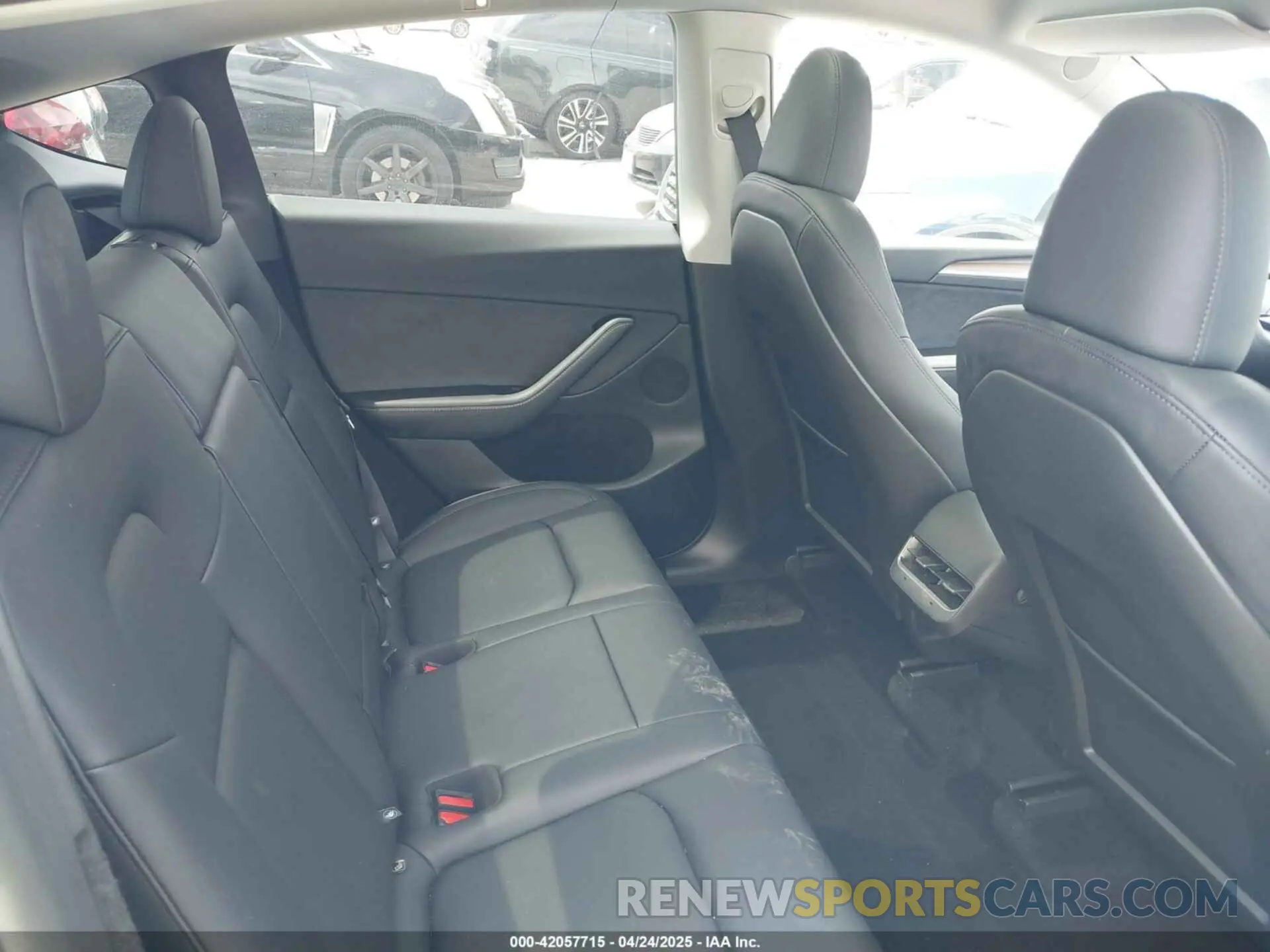 8 Photograph of a damaged car 7SAYGDEDXSF276422 TESLA MODEL Y 2025
